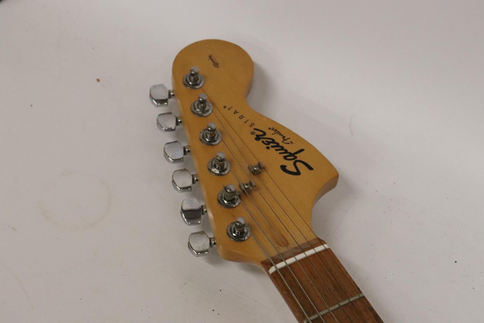 A SQUIER STRAT FENDER ELECTRIC GUITAR - Image 5 of 6