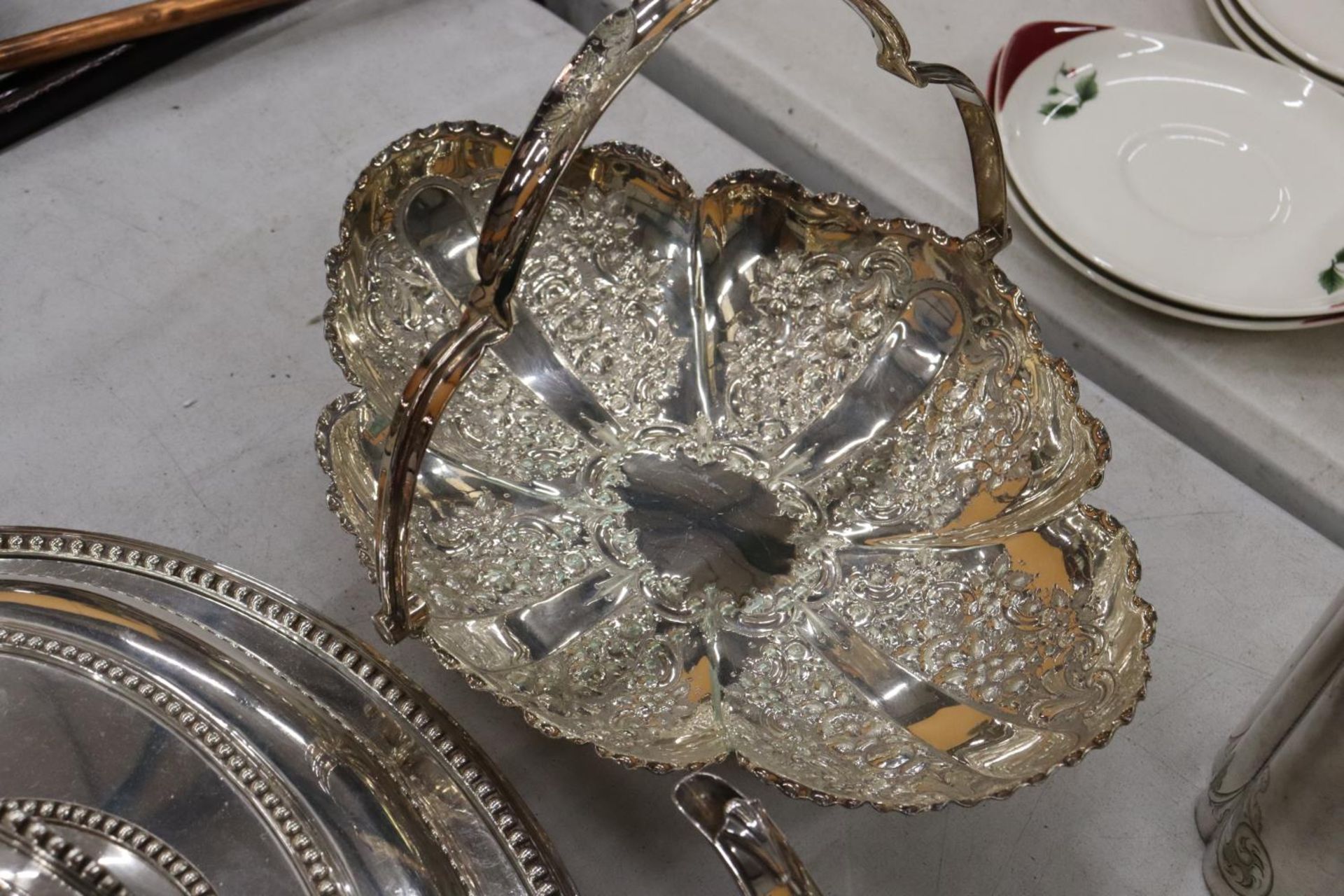 A QUANTITY OF SILVER PLATED ITEMS TO INCLUDE A BASKET BOWL, COFFEE AND TEA POT, LIDDED SERVING - Bild 4 aus 5