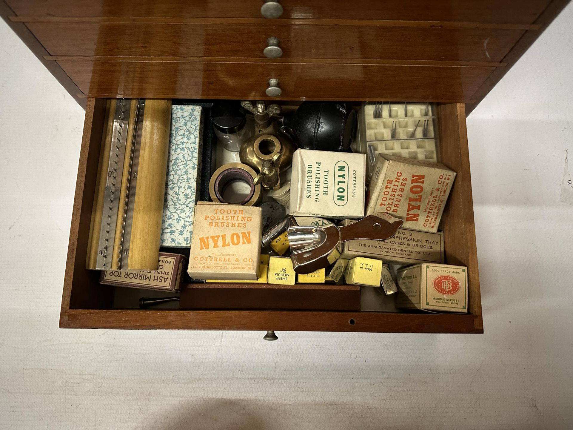 AN DENTAL SURGEON'S ANTIQUE TRAVEL CABINET WITH CONTENTS - Image 10 of 10