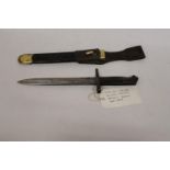 A WORLD WAR I ITALIAN BAYONET AND SCABBARD, 23CM BLADE