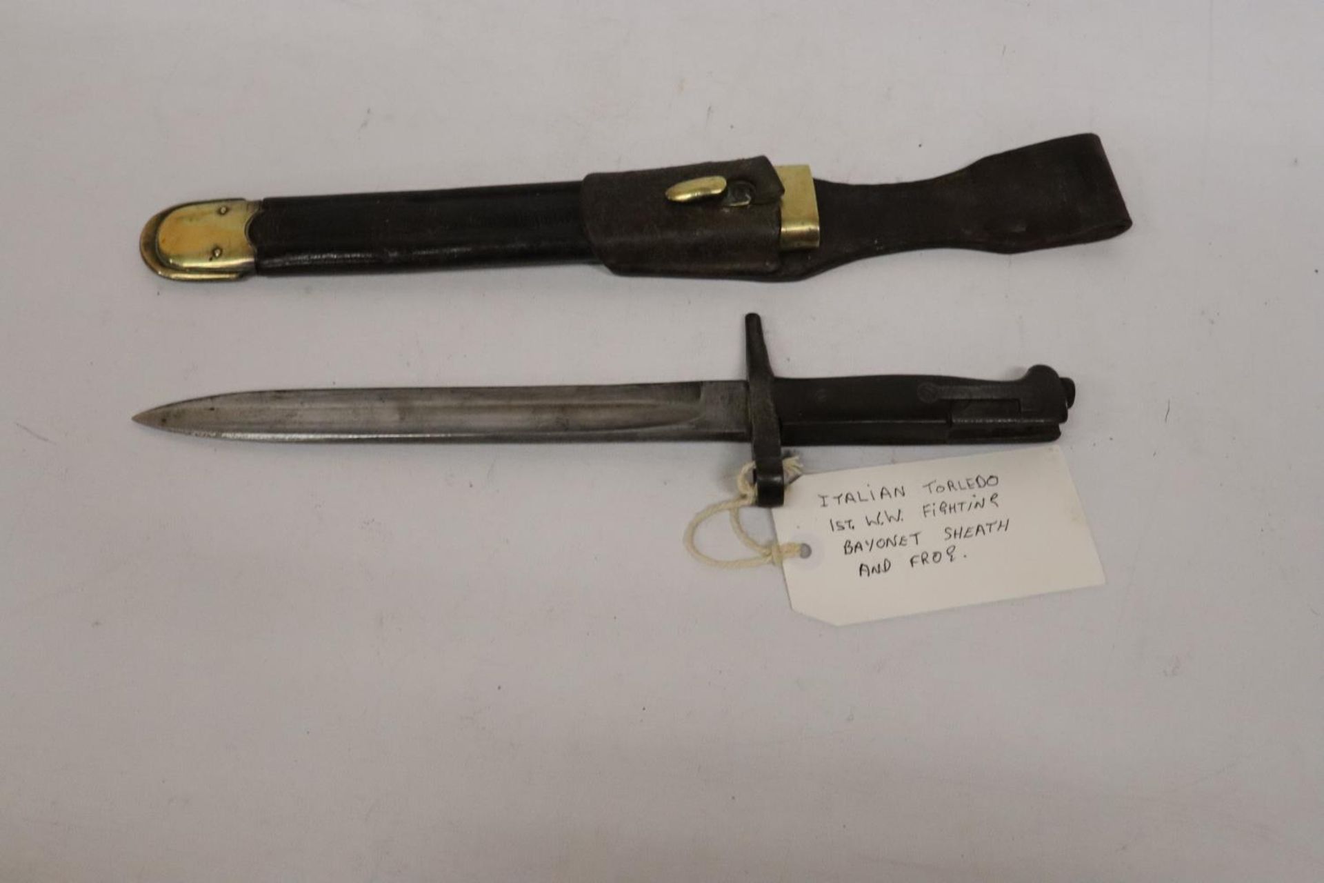 A WORLD WAR I ITALIAN BAYONET AND SCABBARD, 23CM BLADE