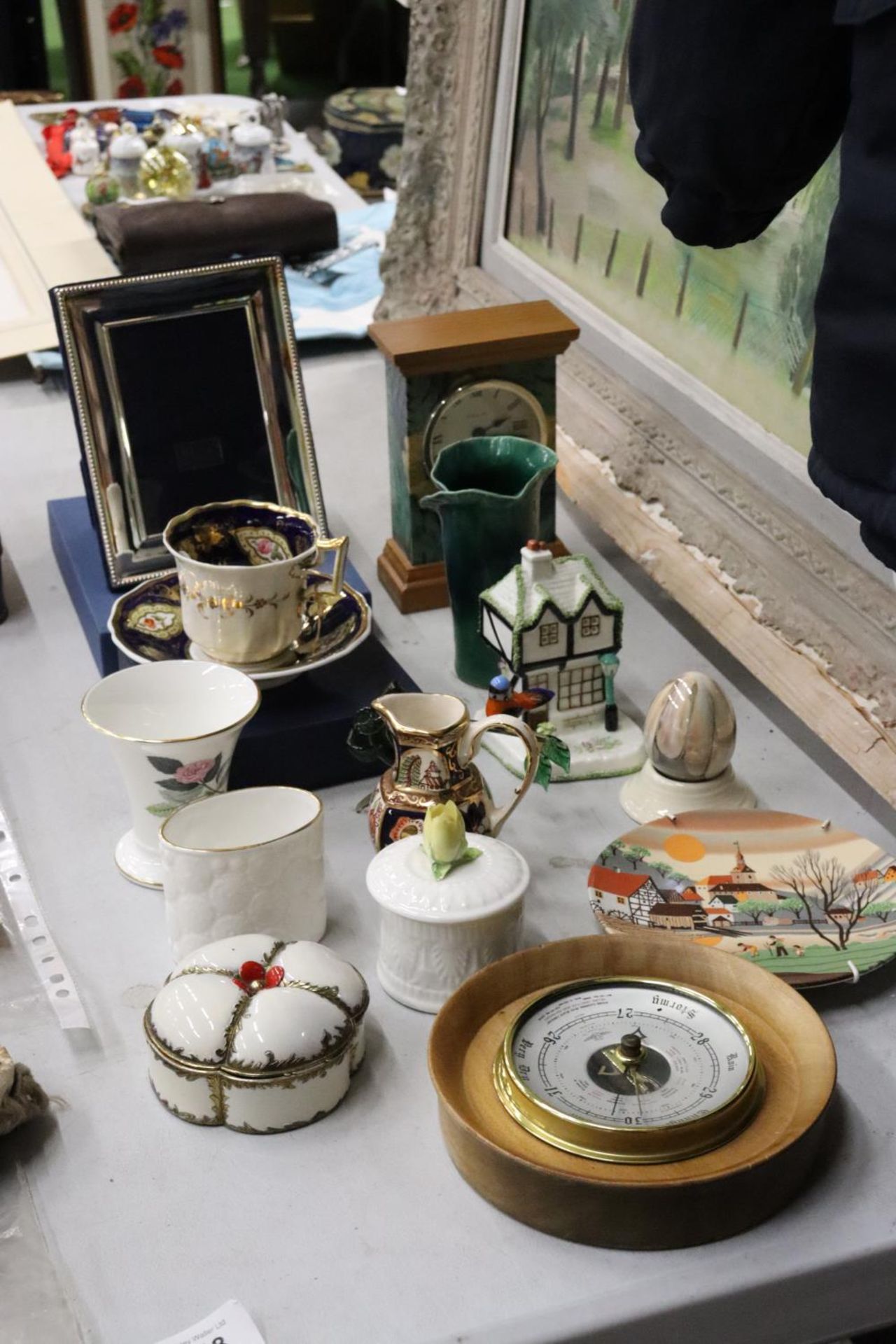 A MIXED LOT TO INCLUDE A CIRCA 1825 RIDGWAY CUP AND SAUCER, A MANTLE CLOCK, PHOTO FRAME, COALPORT