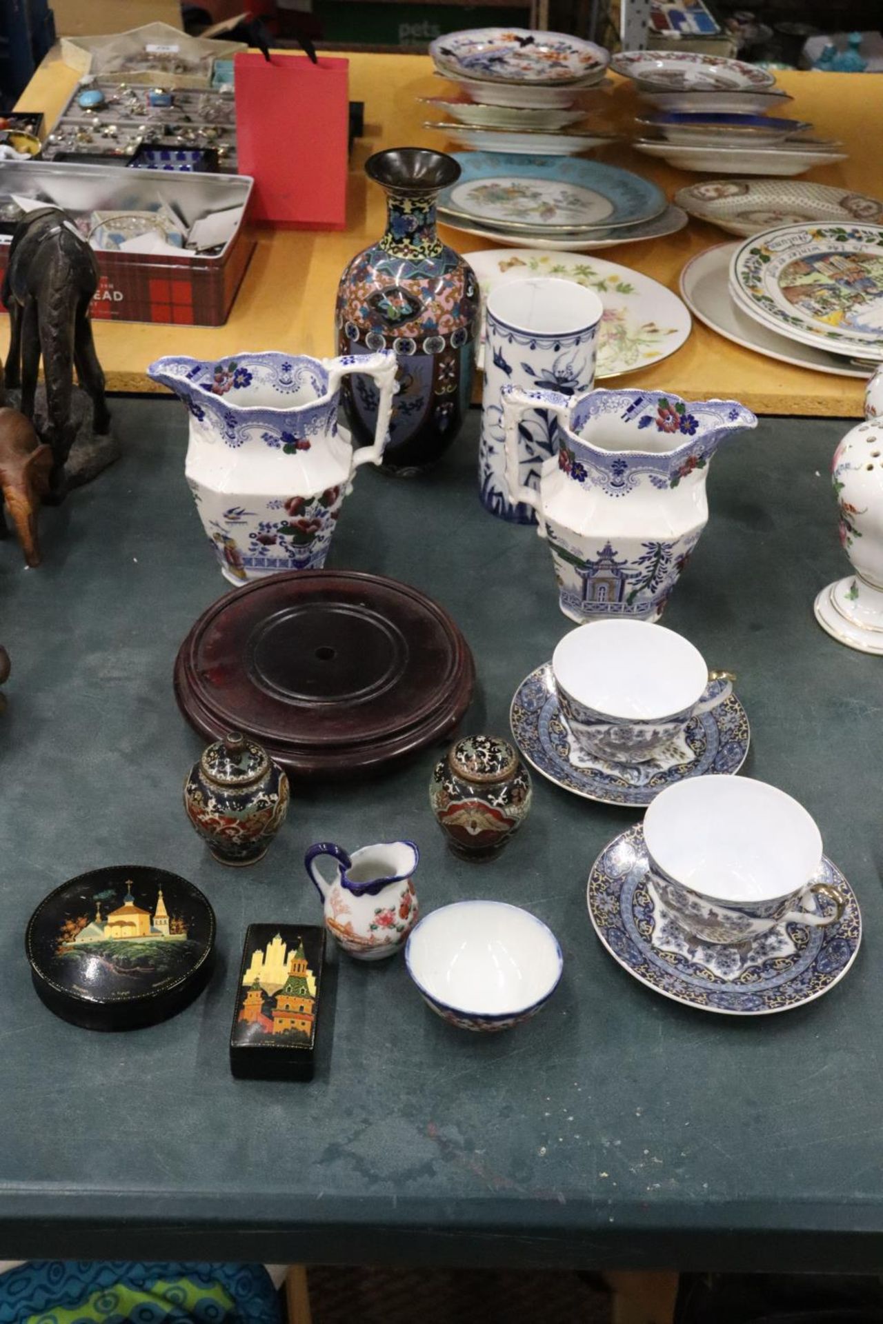 A QUANTITY OF VINTAGE CERAMICS TO INCLUDE RUSSIAN BOXES, ORIENTAL PATTERNED JUGS, CLOISONNE VASE AND - Image 2 of 7
