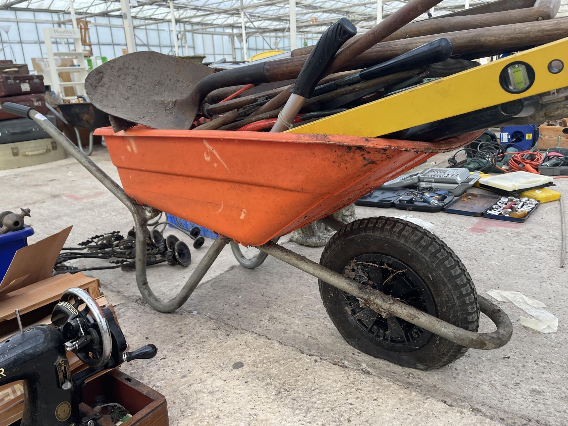 AN ORANGE PLASTIC WHEEL BARROW WITH A LARGE ASSORTMENT OF GARDEN TOOLS TO INCLUDE SPADES, FORKS - Image 3 of 4