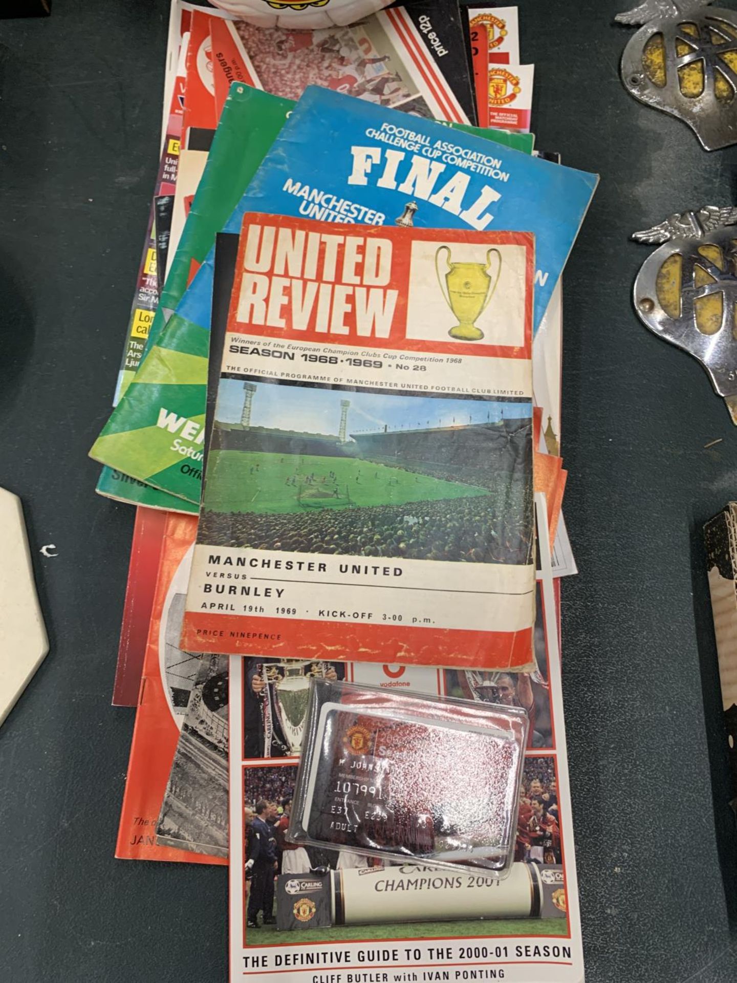 A COLLECTION OF VINTAGE MANCHESTER UNITED PROGRAMMES PLUS A SIGNED BALL - Image 3 of 3