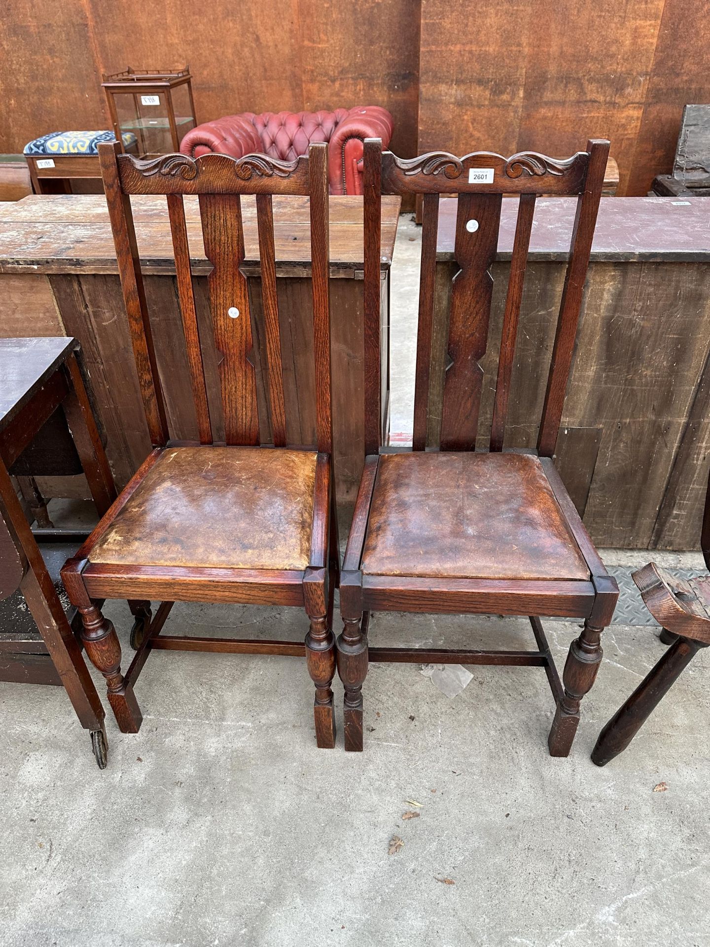 A PAIR OF 20TH CENTURY OAK DINING CHAIRS