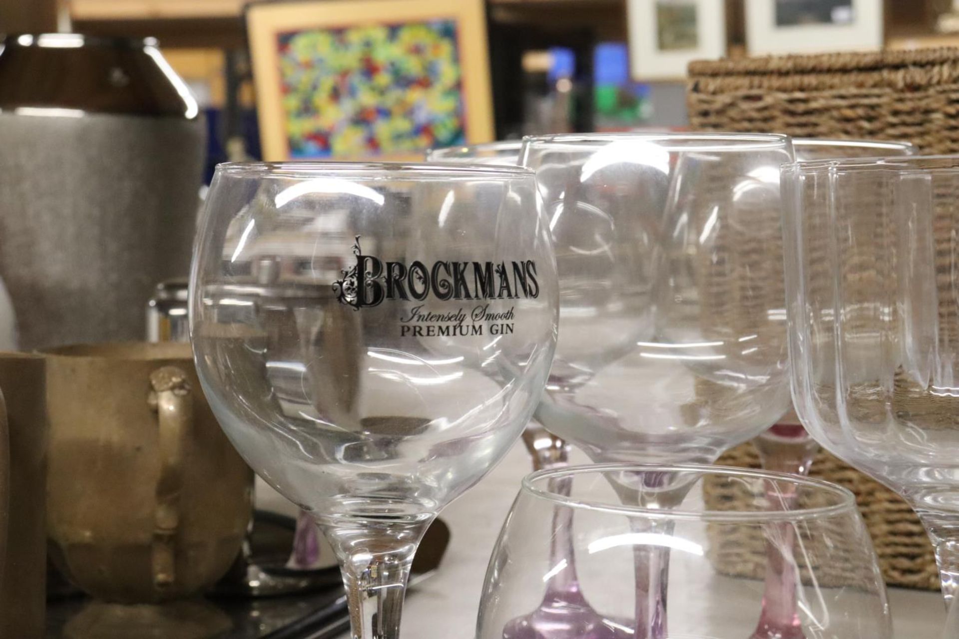 A QUANTITY OF GIN GLASSES AND BOWLS IN A BASKET - Image 5 of 6