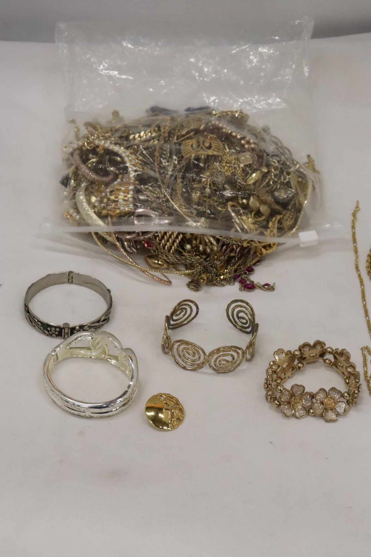 A QUANTITY OF YELLOW METAL COSTUME JEWELLERY TO INCLUDE CHAINS, BRACELETS, ETC - Image 2 of 5