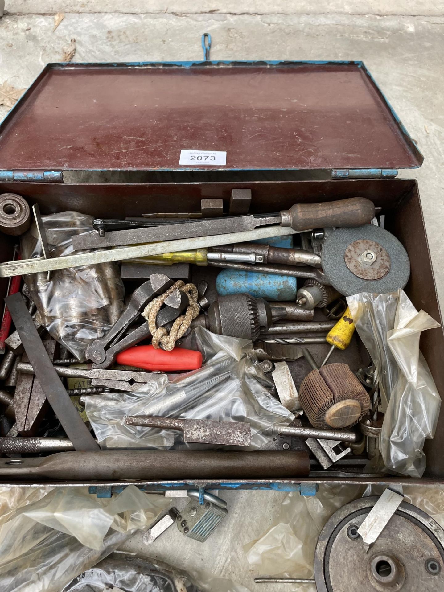 AN ASSORTMENT OF VINTAGE TOOLS TO INCLUDE DRILL CHUCKS, CALIPERS AND CLAMPS ETC - Image 3 of 3