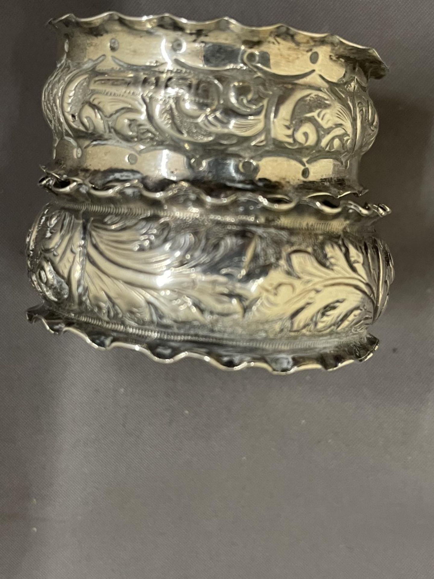 FIVE VARIOUS ITEMS OF MARKED SILVER TO INCLUDE NAPKIN RINGS AND A WEIGHTED CANDLESTICK (A/F) GROSS - Image 8 of 16