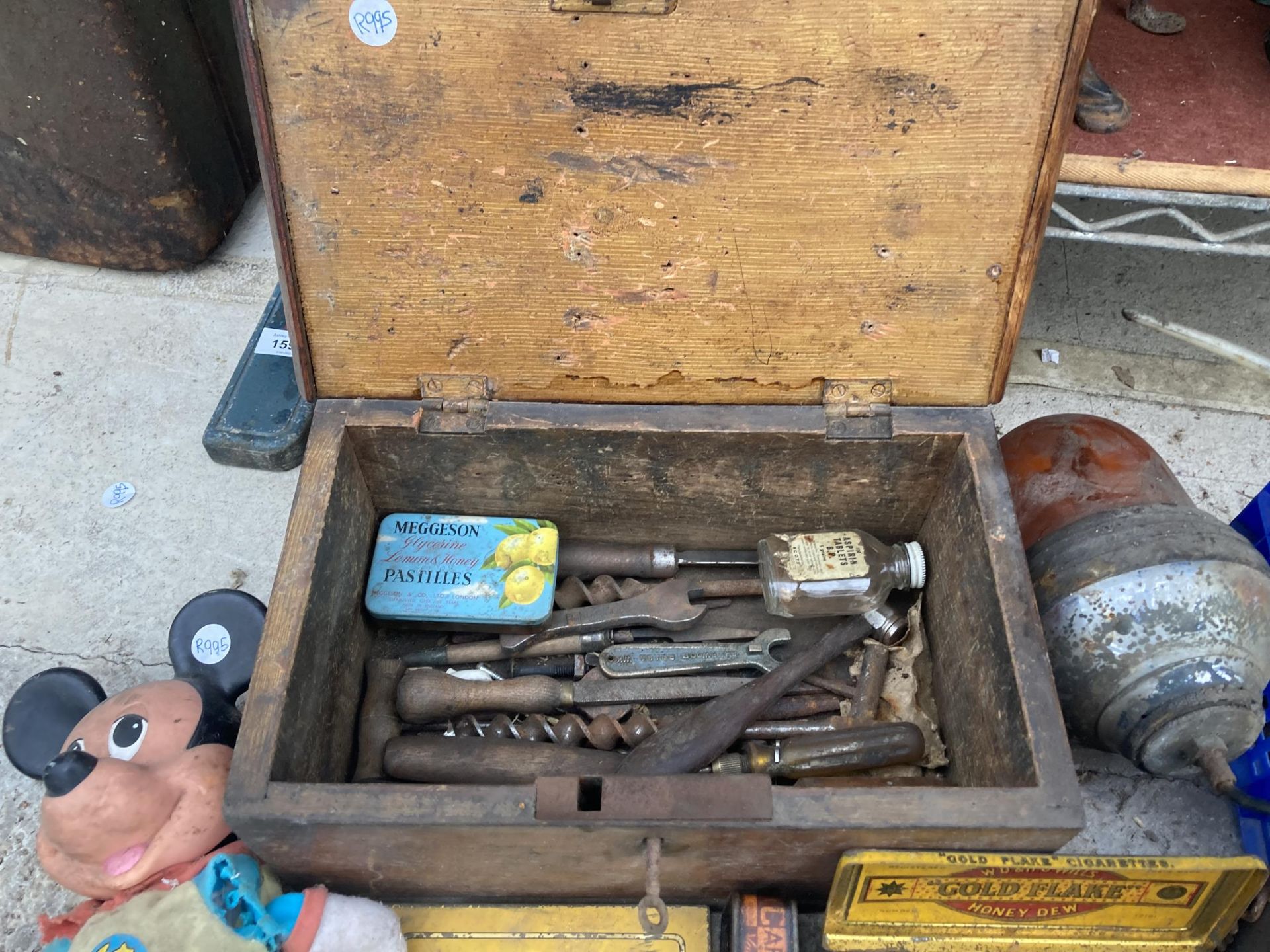 AN ASSORTMENT OF VINTAGE TOOLS TO INCLUDE FILES, RASPS, SPANNERS AND SAWS ETC - Image 5 of 5