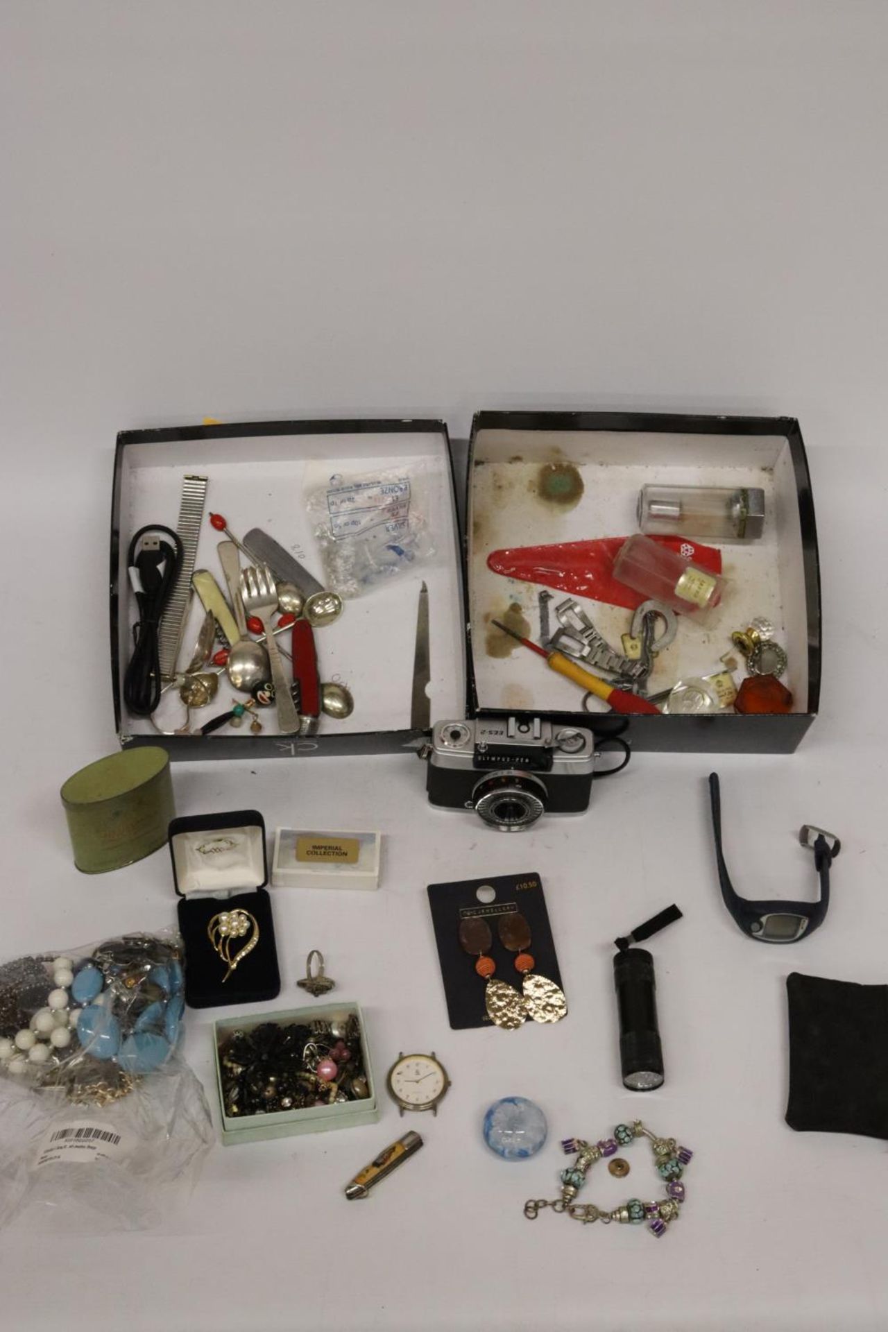 VARIOUS VINTAGE ITEMS TO INCLUDE COSTUME JEWELLERY, CAMERA, WATCHES, FLATWARE ETC - Image 2 of 7