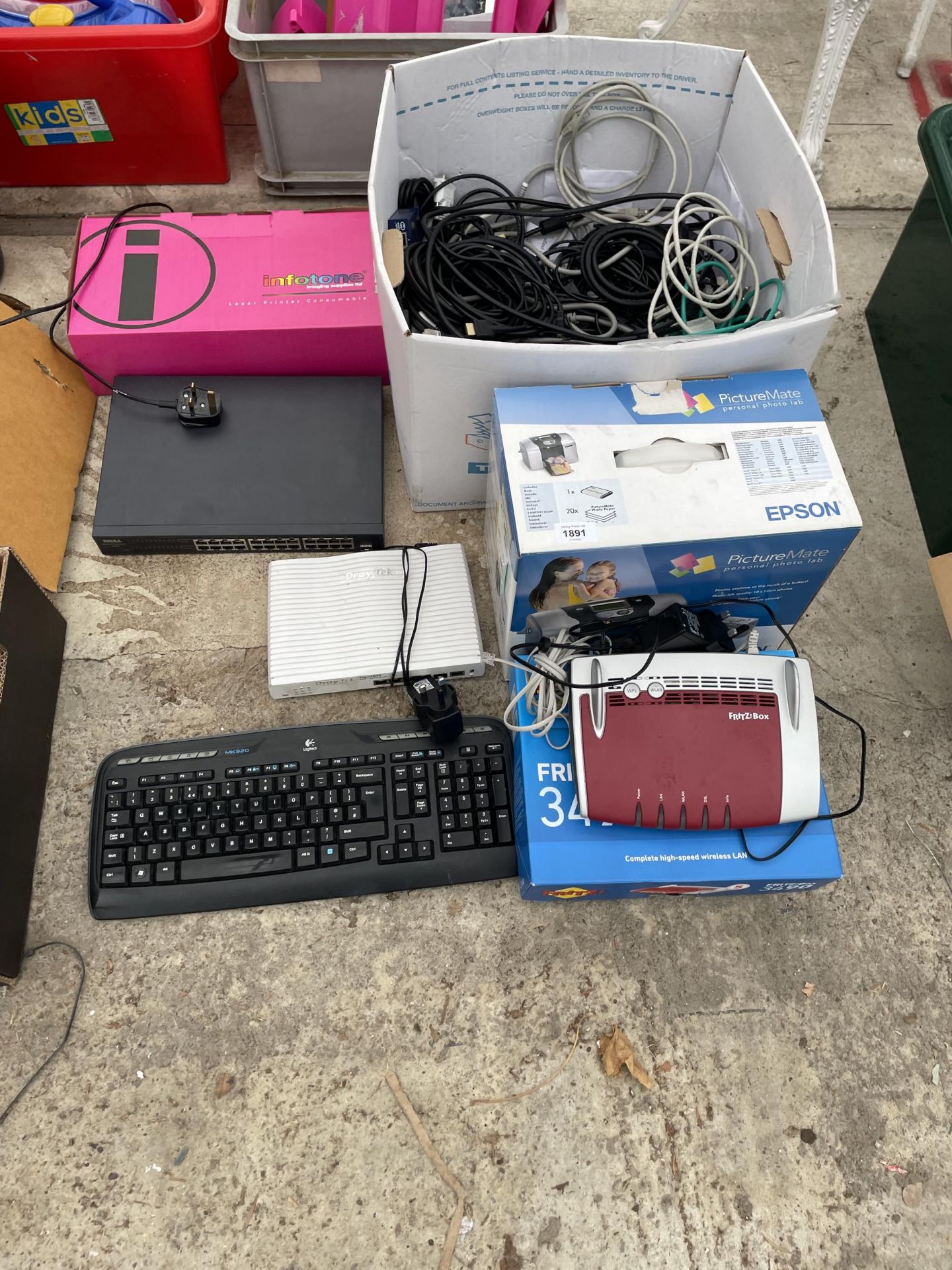 A LARGE ASSORTMENT OF ITEMS TO INCLUDE A KEYBOARD, A PHOTOLAB AND CABLES ETC