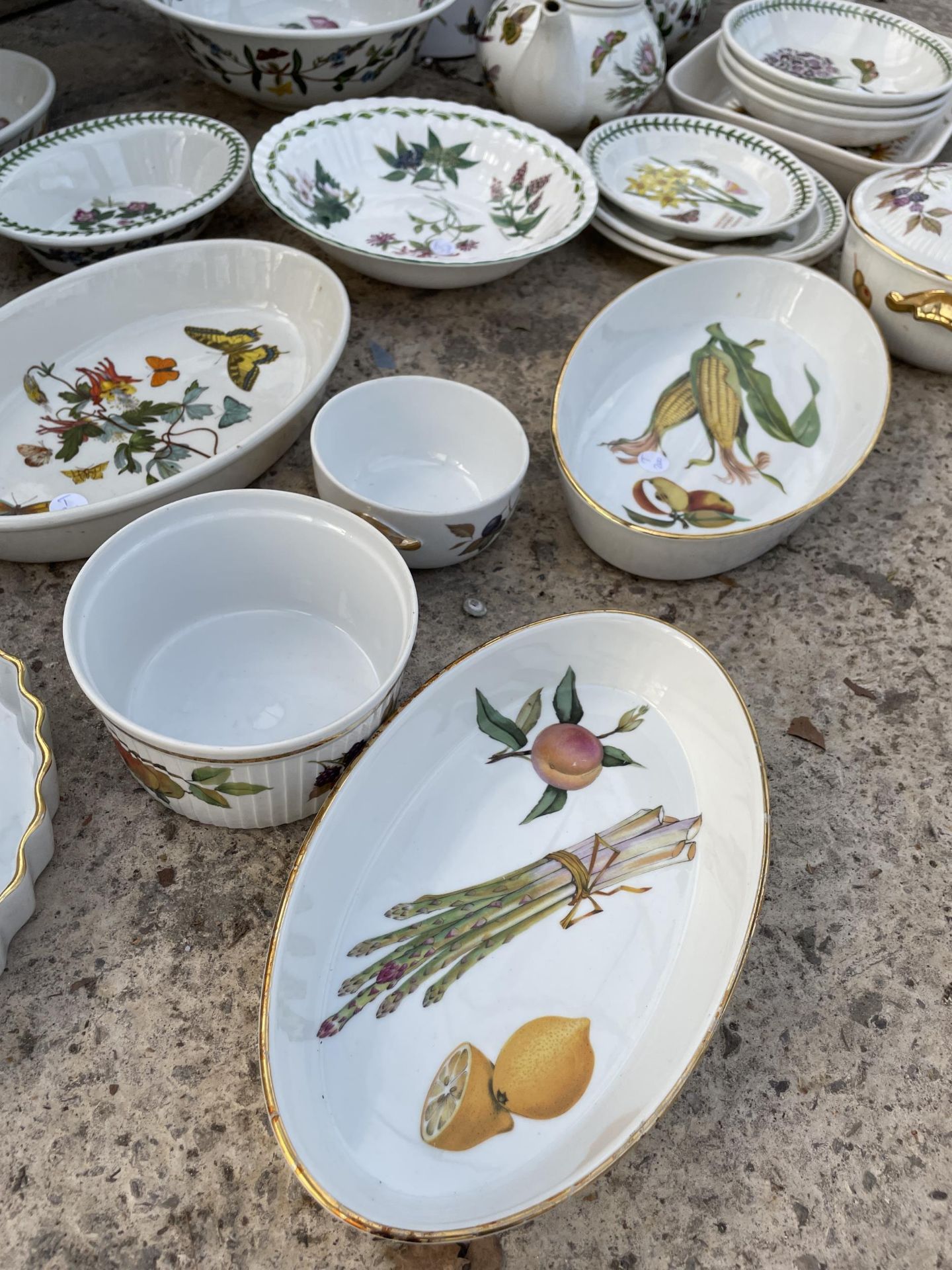 A LARGE ASSORTMENT OF ROYAL WORCESTER AND PORT MERION ITEMS TO INCLUDE DISHES, TUREENS AND BOWLS ETC - Image 3 of 5