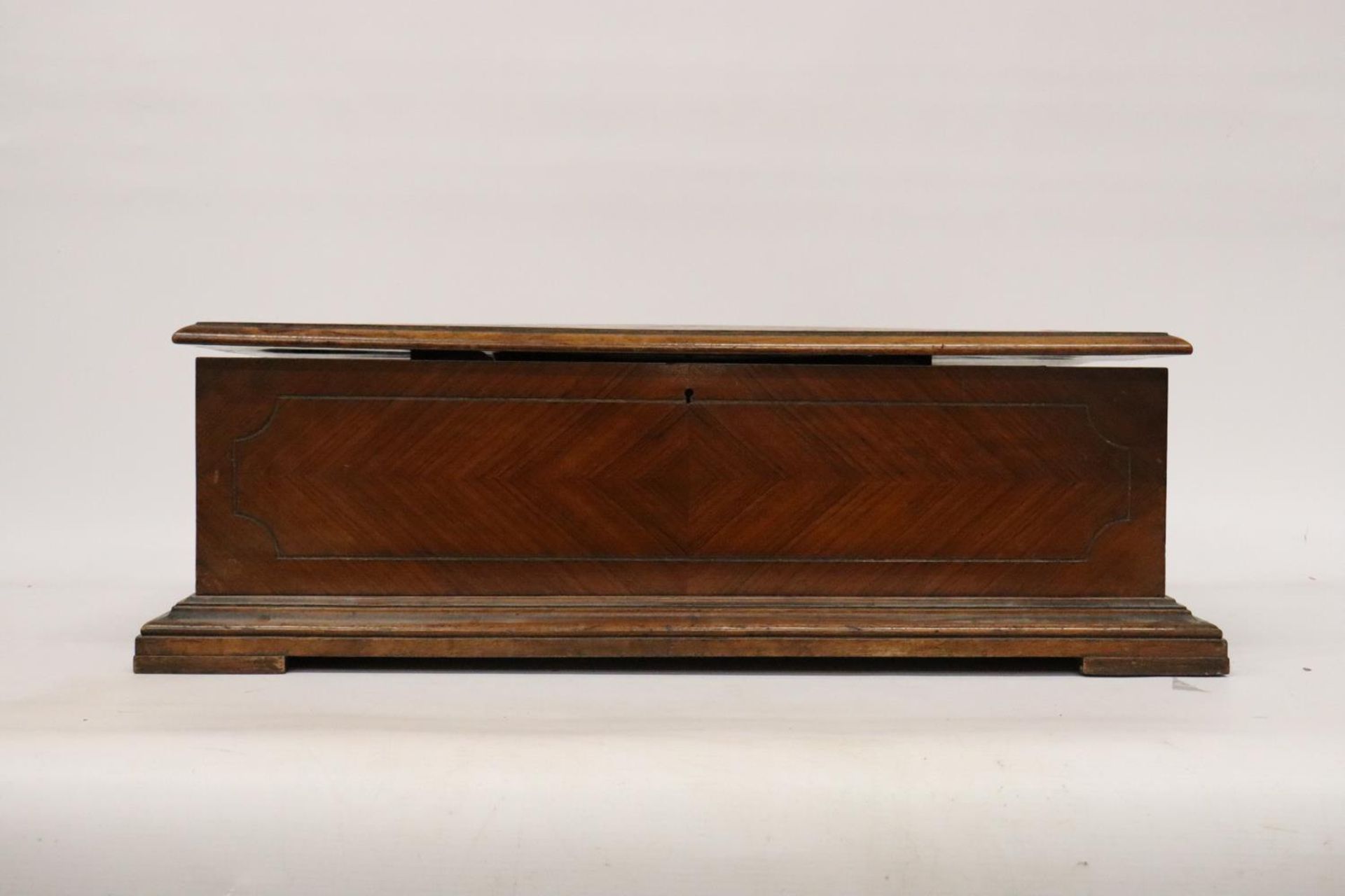 A LATE 19TH CENTURY ROSEWOOD CASED MUSIC BOX WITH TEN AIRS - 66CM (W), 33CM (D), 21CM (H) - SPRING - Image 6 of 9