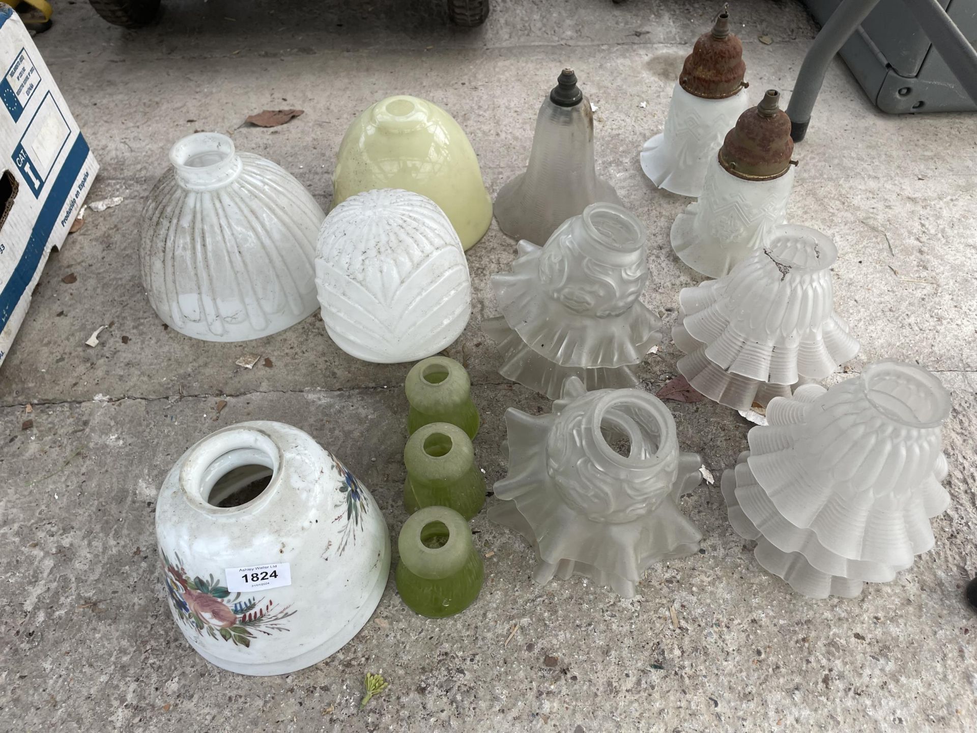 A LARGE ASSORTMENT OF VINTAGE AND RETRO GLASS LAMP SHADES