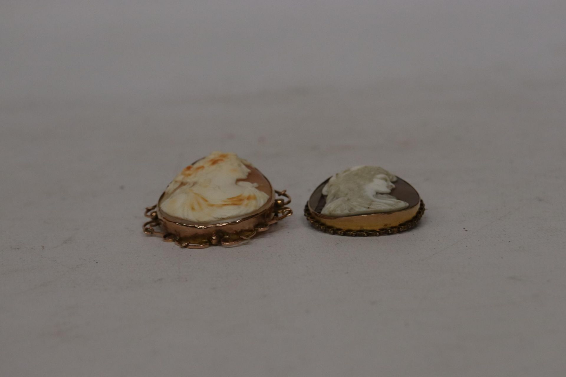 A CAMEO BROOCH IN OF A GREEK GODDESS SET IN A 9CT GOLD HALLMARKED FRAME AND A FURTHER CAMEO - Image 3 of 3