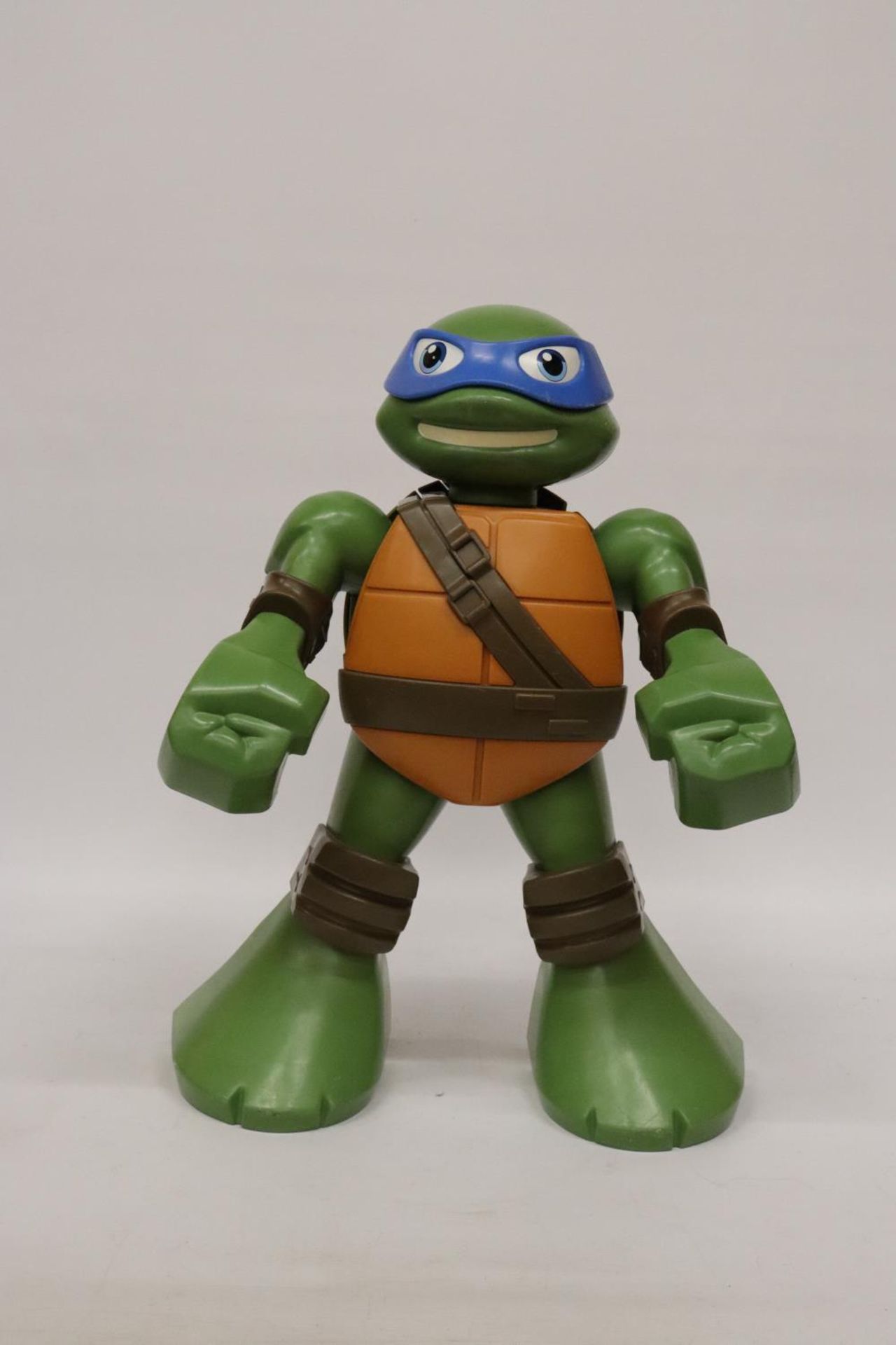 A LARGE MODEL OF TEENAGE MUTANT NINJA TURTLE 'LEONARDO', HEIGHT APPROX 50CM