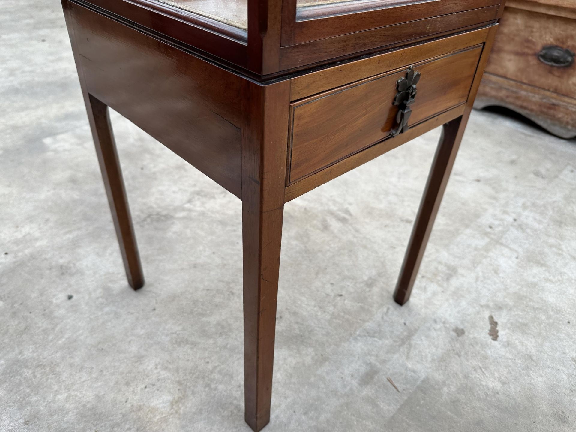 AN EDWARDIAN MAHOGANY BIJOUTERIE CABINET WITH SINGLE DRAWER - 14"SQUARE - Image 4 of 4