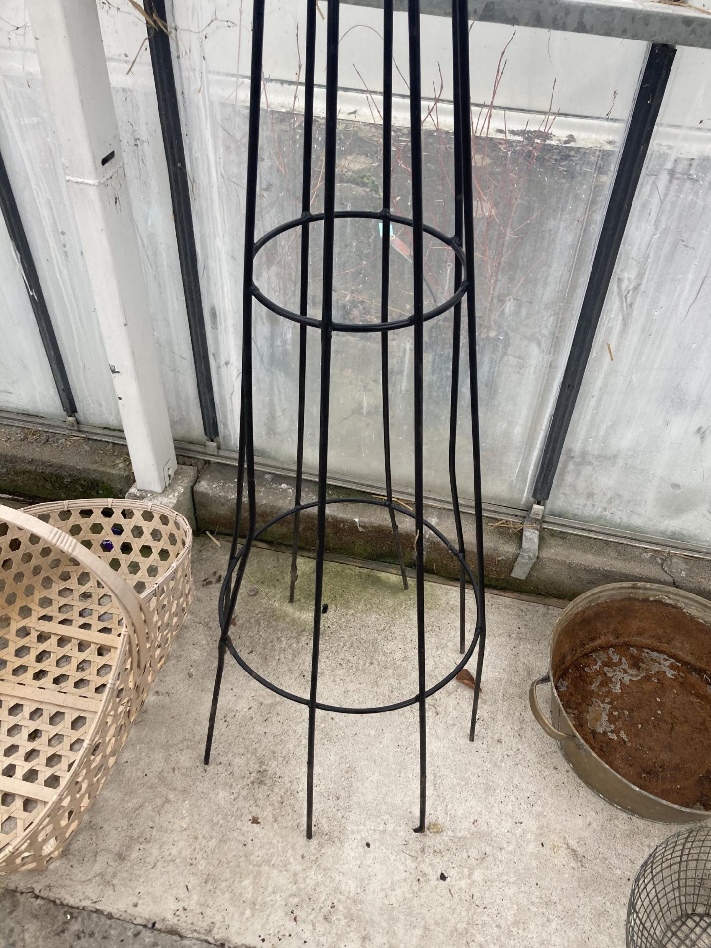 A METAL GARDEN PLANT SUPPORT FRAME (H:170CM) - Image 2 of 3