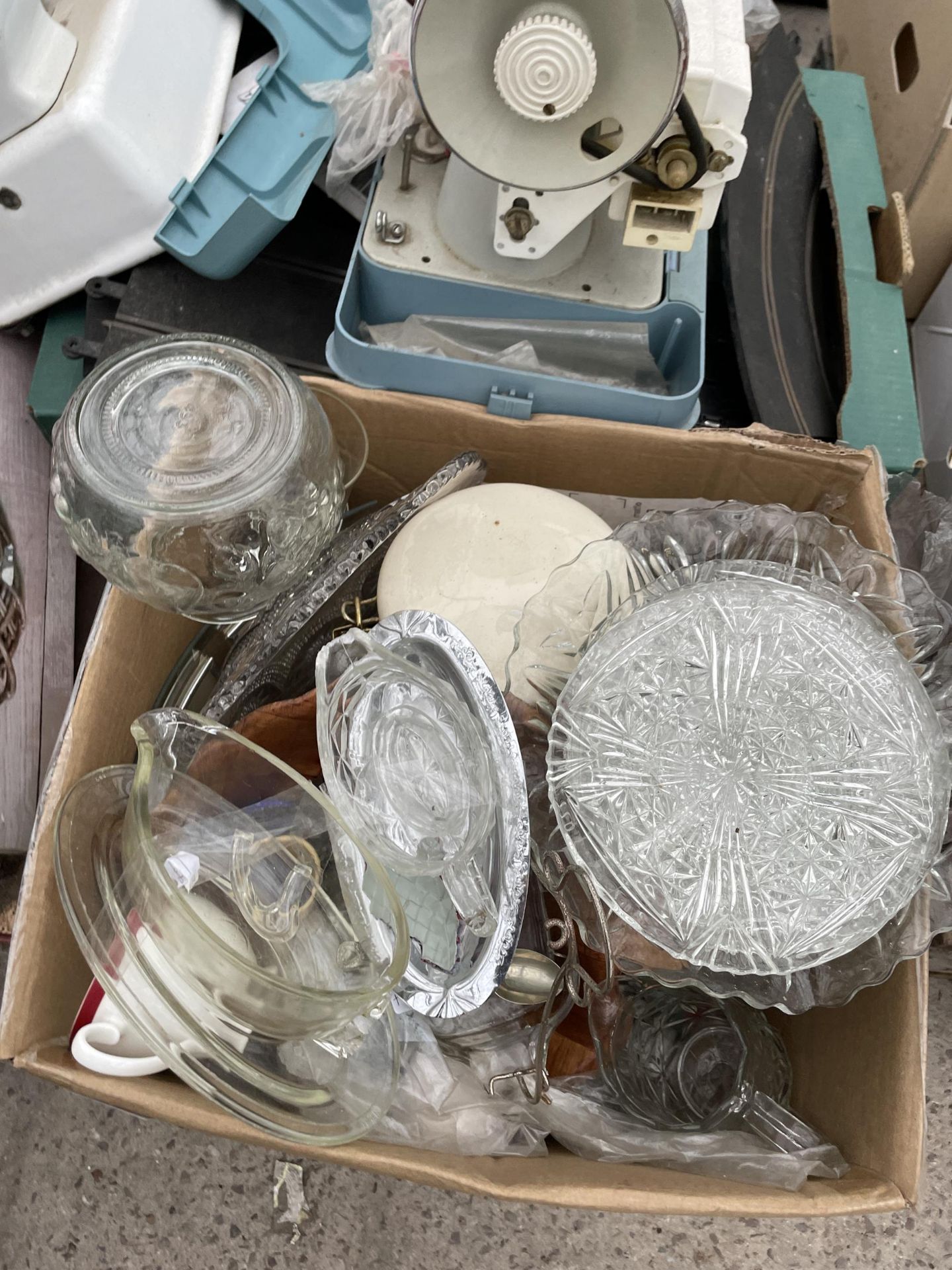 AN ASSORTMENT OF HOUSEHOLD CLEARANCE ITEMS - Image 5 of 6