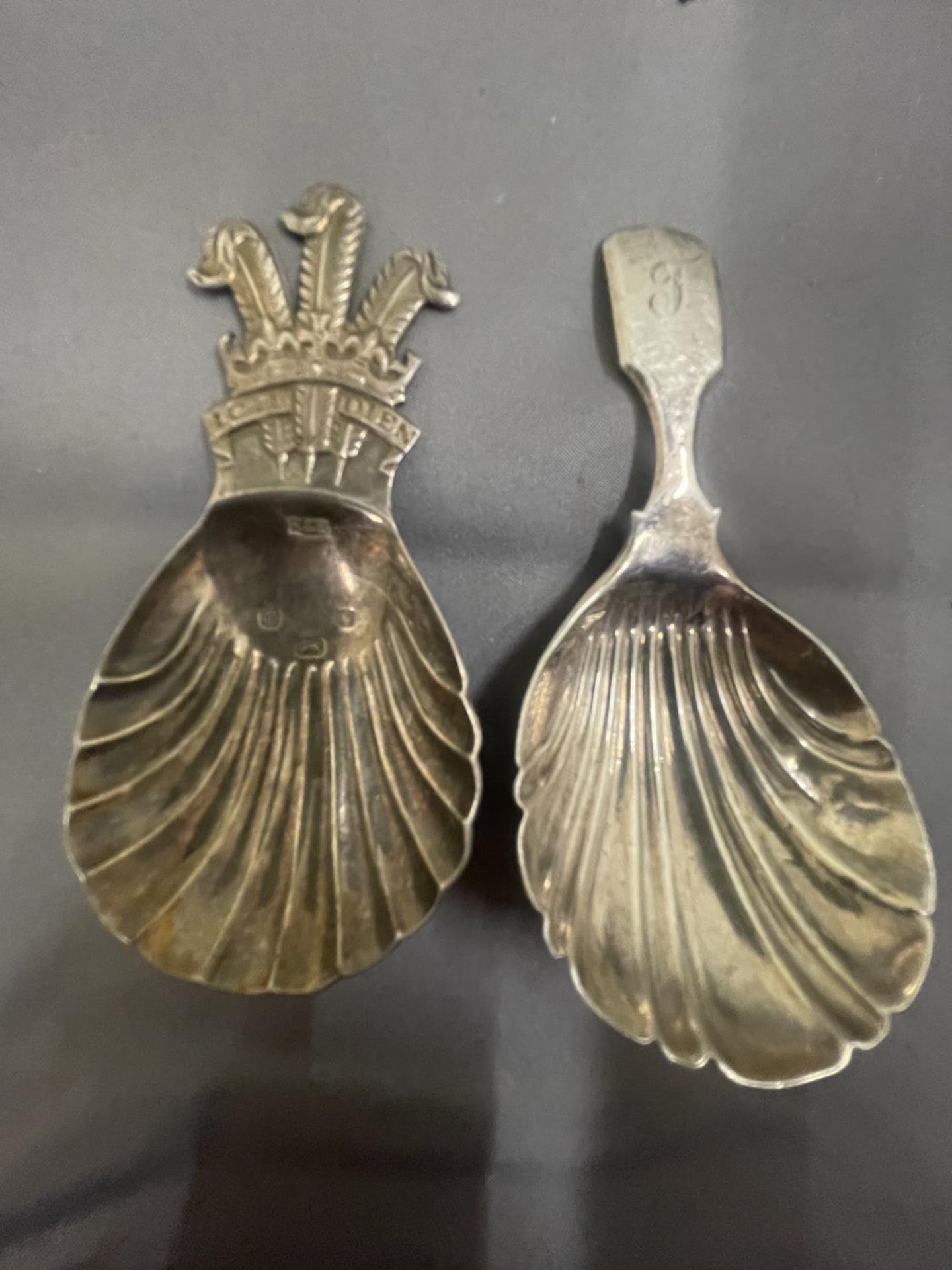 FIVE ITEMS OF HALLMARKED SILVER TO INCLUDE A THREE FEATHER S SPOON, SHERRY AND MADEIRA DECANTER - Bild 3 aus 10