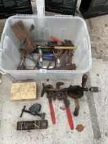 AN ASSORTMENT OF VINTAGE TOOLS TO INCLUDE A WOOD PLANE, BRACE DRILL AND STILSENS ETC
