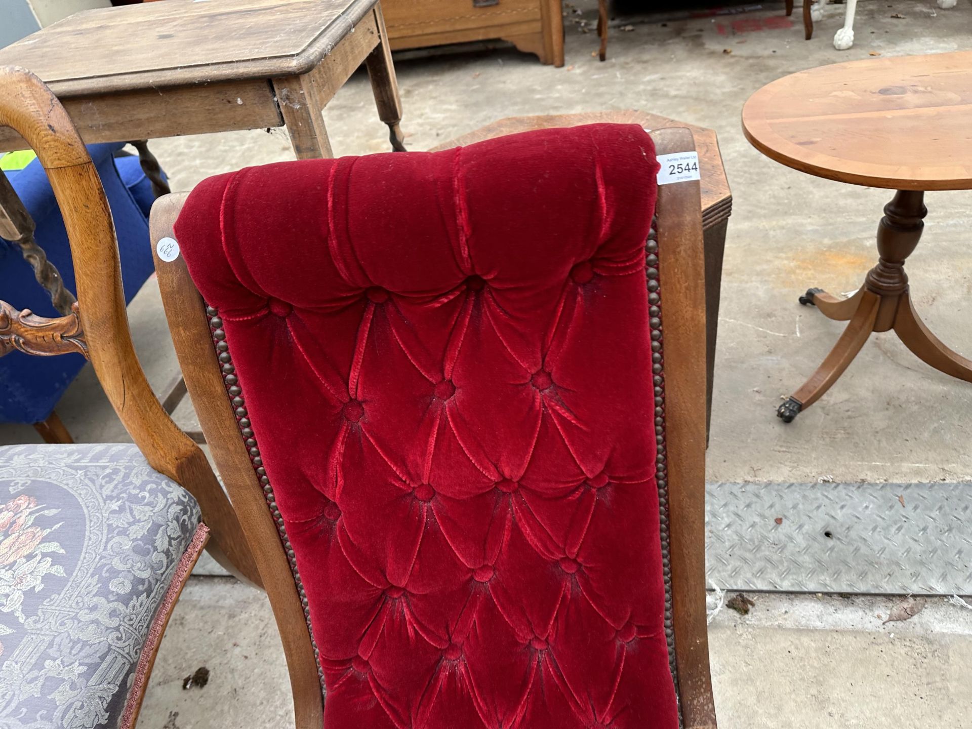 A VICTORIAN STYLE MAROON BUTTONED SLIPPER CHAIR - Image 2 of 4