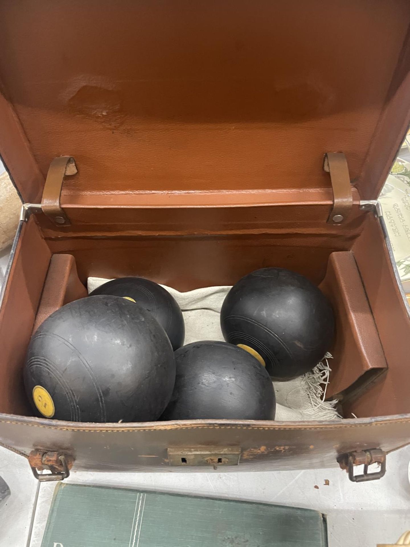 FOUR IDENTICAL BOWLING BOWLS, NUMBERED 1, 2, 3 AND 4 IN A VINTAGE LEATHER CASE - Image 2 of 3