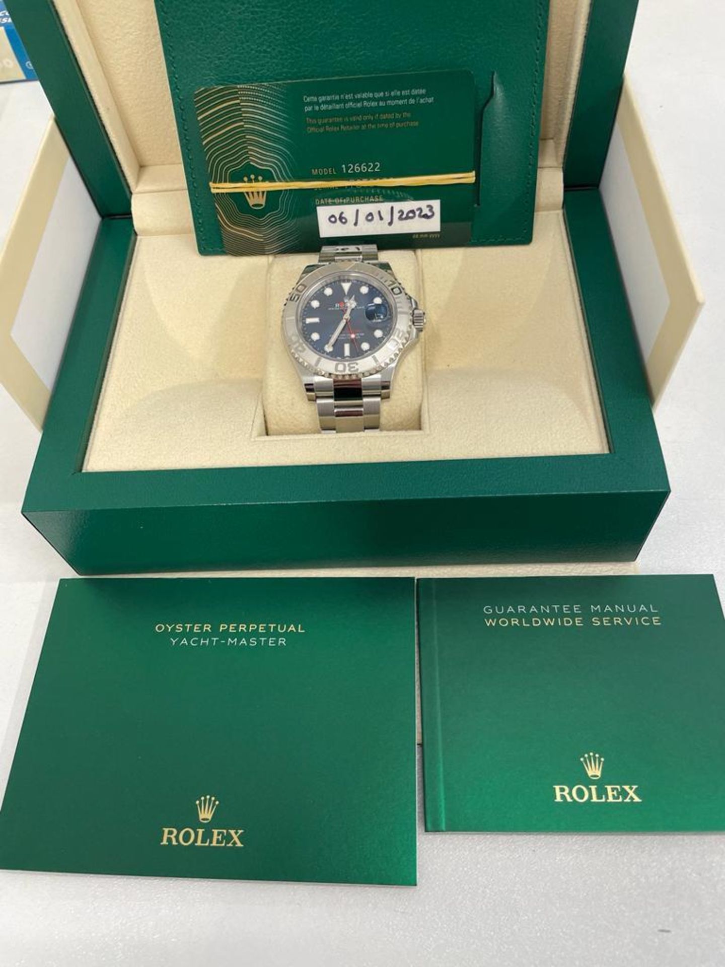 A ROLEX YACHTMASTER 40 MM WRIST WATCH WITH STAINLESS STEEL CASE AND BRACELET, SOUGHT AFTER BLUE