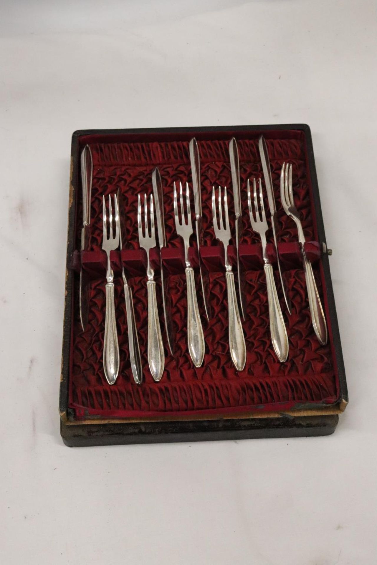 TWO VINTAGE KNIFE AND FORK SETS IN BOXES - Bild 4 aus 4