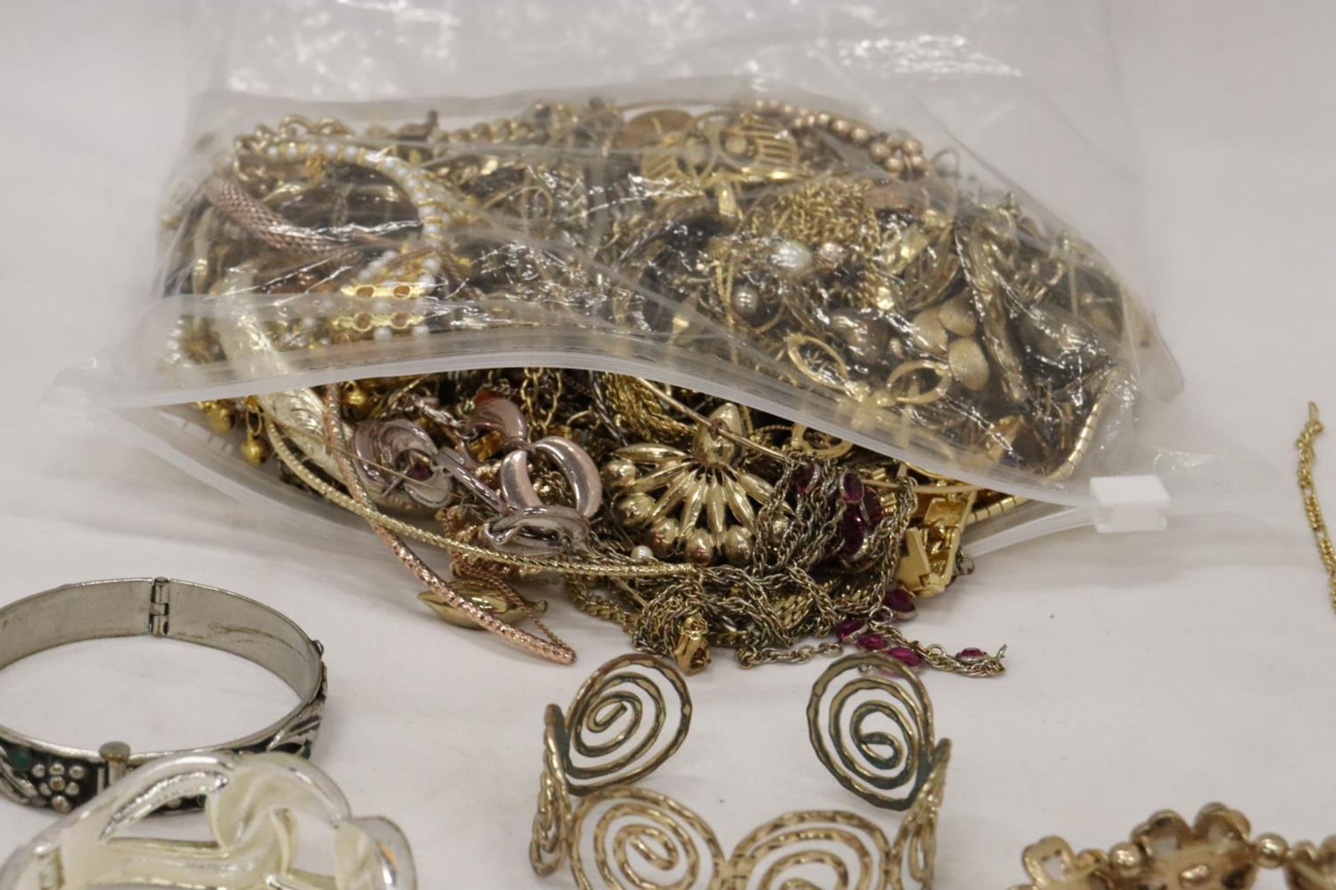 A QUANTITY OF YELLOW METAL COSTUME JEWELLERY TO INCLUDE CHAINS, BRACELETS, ETC - Image 5 of 5