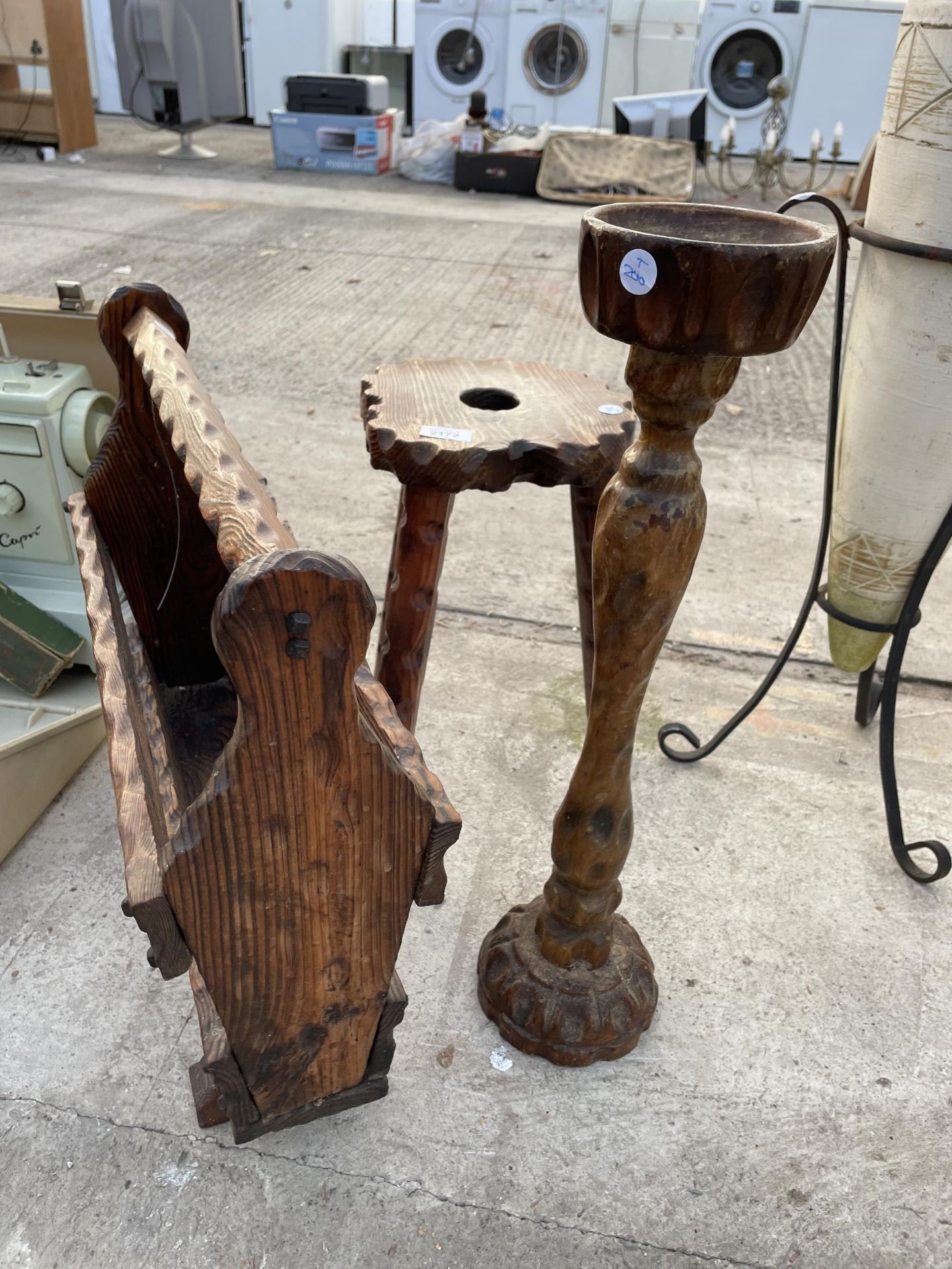 AN ASSORTMENT OF RUSTIC WOODEN ITEMS TO INCLUDE A TRIPOD STOOL AND A SMOKERS STAND ETC - Image 2 of 2
