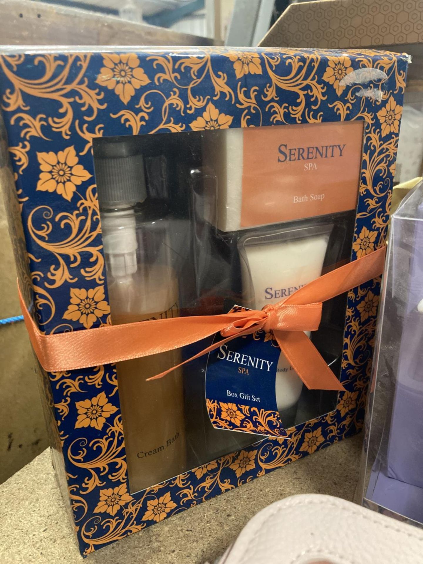 SIX GIFT BOXED ITEMS TO INCLUDE COSMETICS AND CERAMICS - Image 2 of 5
