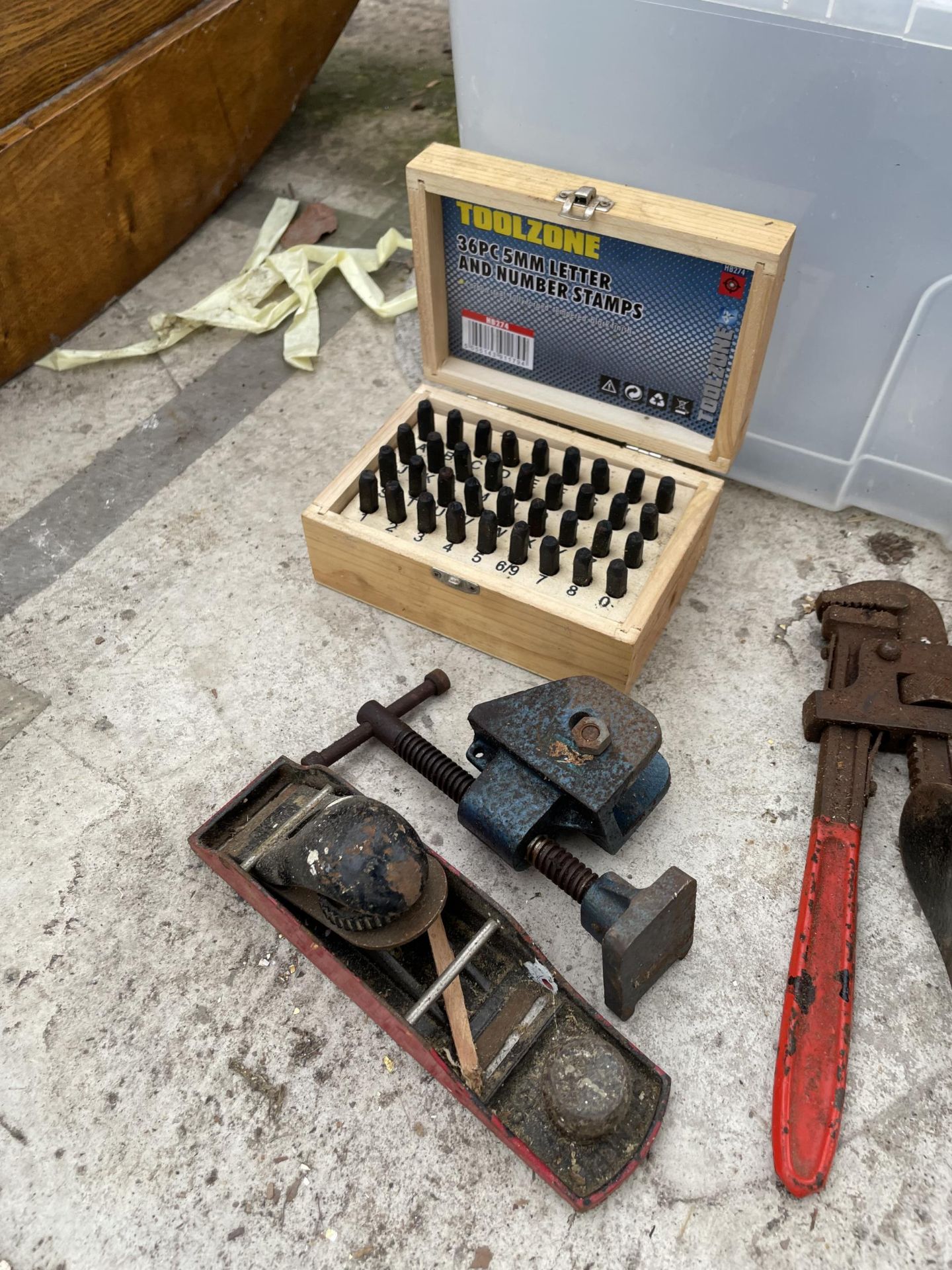 AN ASSORTMENT OF VINTAGE TOOLS TO INCLUDE A WOOD PLANE, BRACE DRILL AND STILSENS ETC - Image 5 of 5