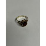 A 9CT YELLOW GOLD AND GARNET RING, SIZE K