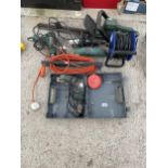 AN ASSORTMENT OF POWER TOOLS TO INCLUDE A BOSCH DRILL, ELECTRIC HEDGE TRIMMER AND PARKSIDE DETAIL