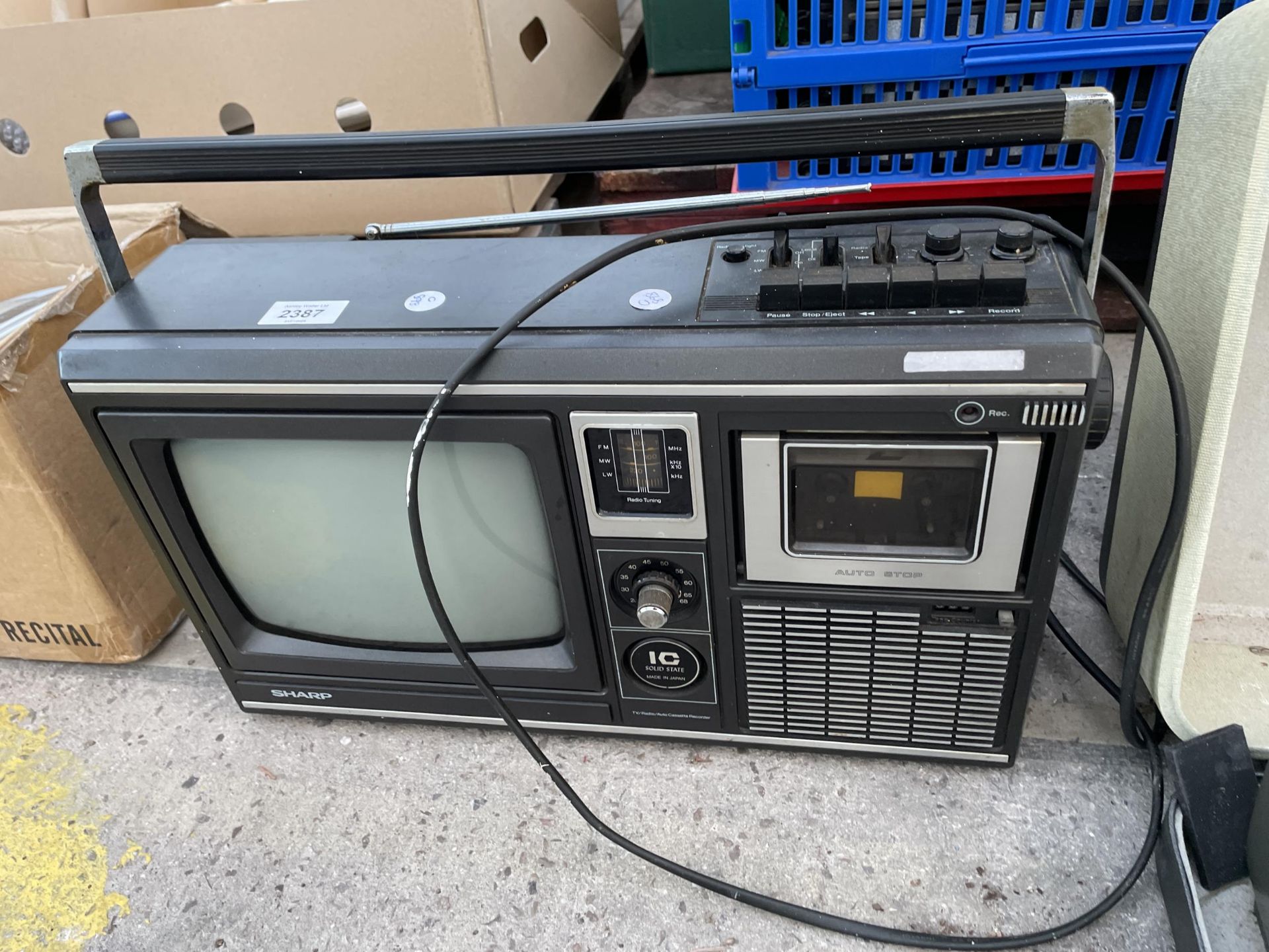 A RETRO SHARP RADIO AND A PORTABLE OLYMPIA TYPEWRITER - Bild 2 aus 3