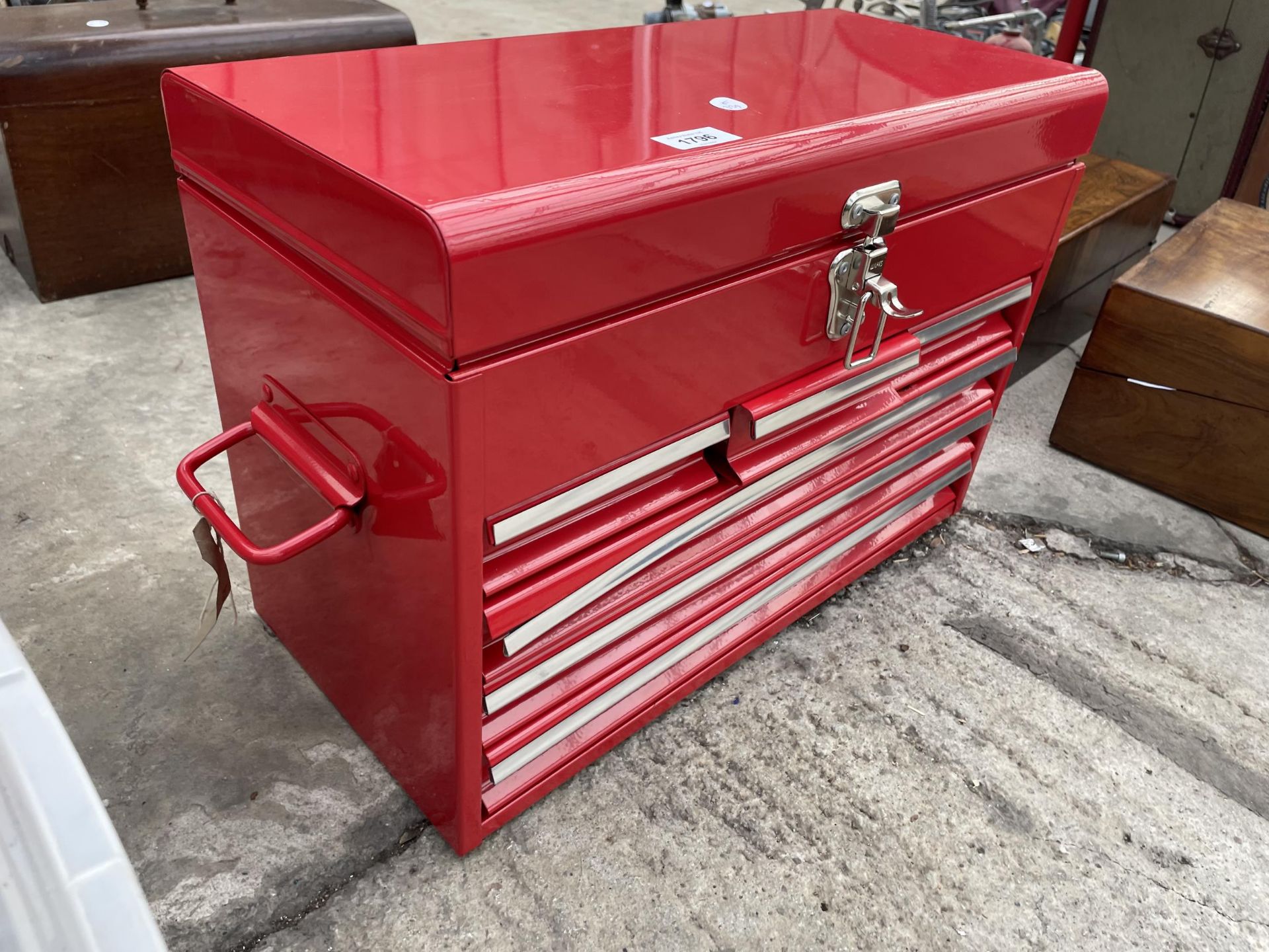 A RED METAL WORKSHOP TOOL BOX WITH SIX DRAWERS AND A TOP STORAGE COMPARTMENT - Image 2 of 4