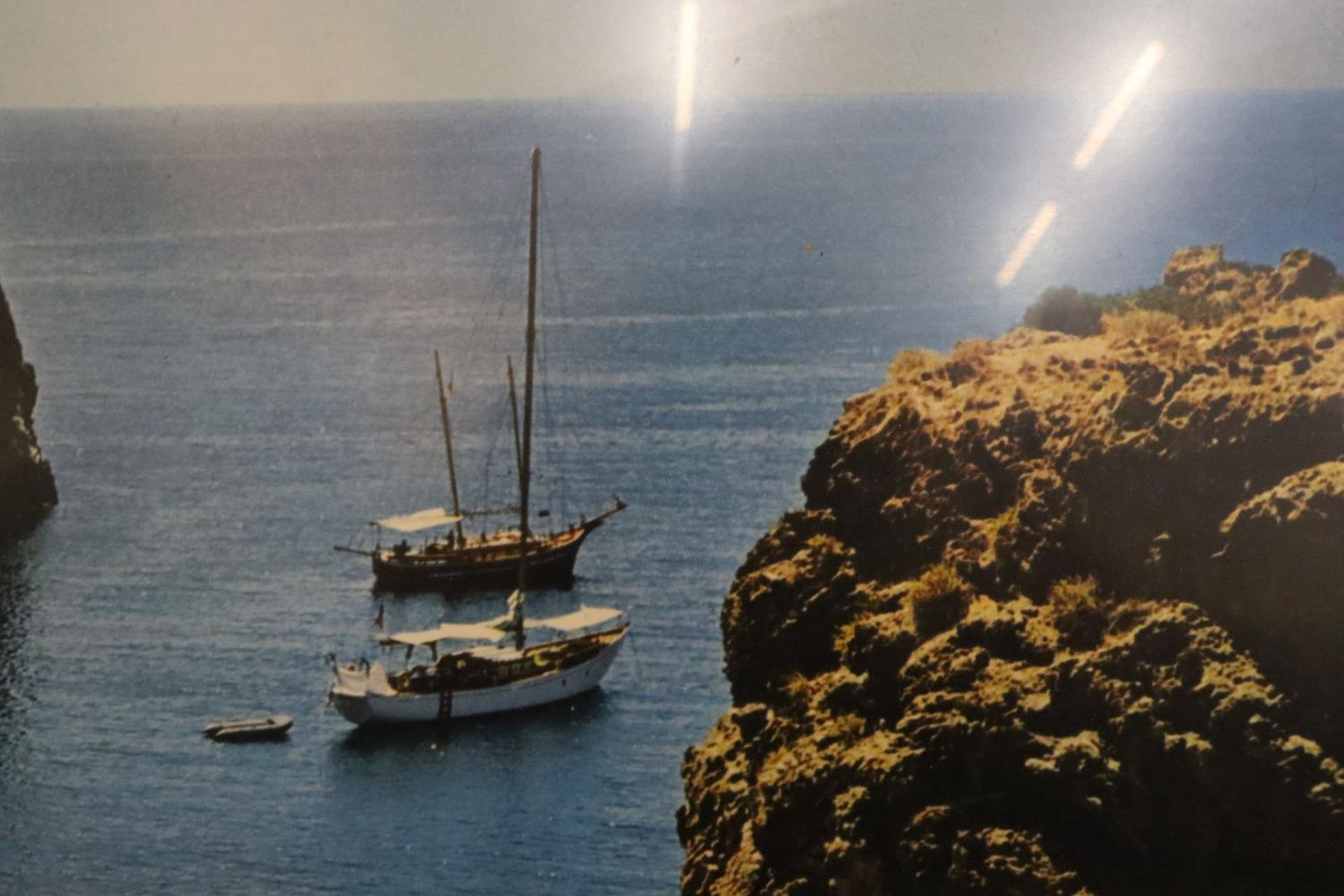 A LARGE FRAMED PRINT OF BOATS NEAR A BEACH - Image 2 of 7