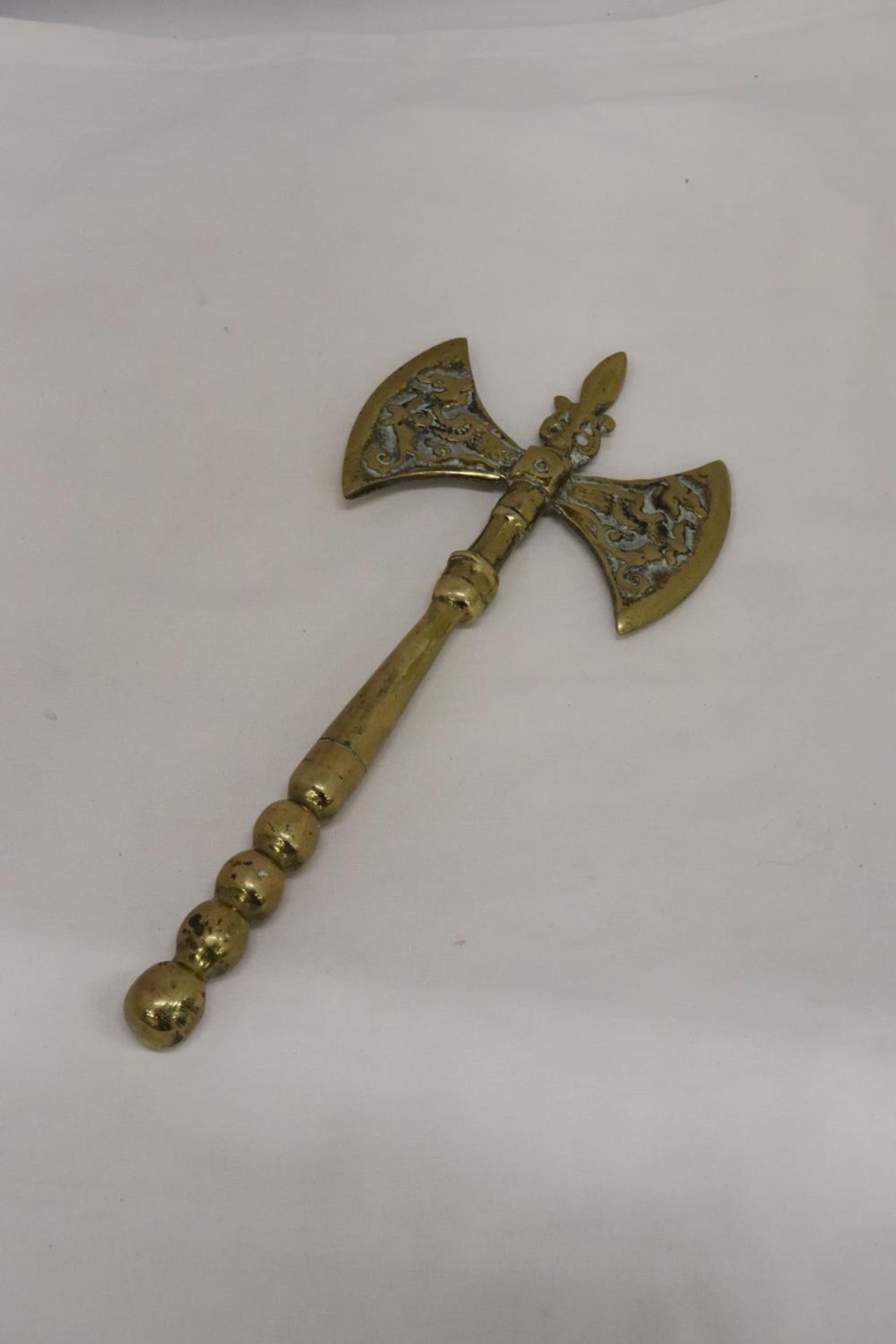 A DOUBLE HEADED AXE - Image 2 of 6