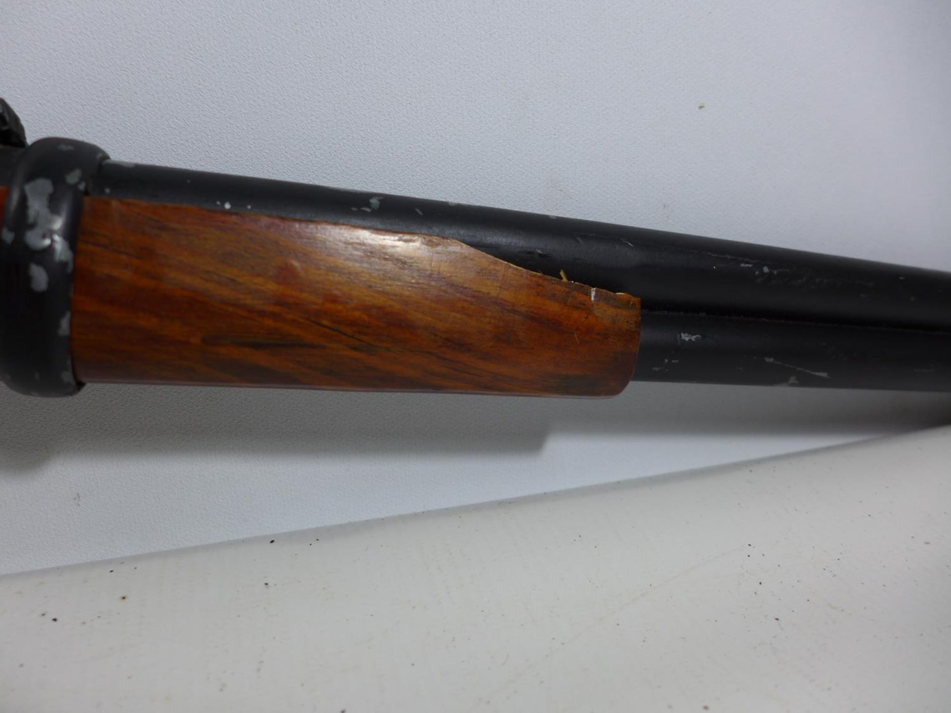 A NON FIRING REPLICA WINCHESTER RIFLE, 50CM BARREL, WOODEN STOCKED, LENGTH 100CM - Image 2 of 5