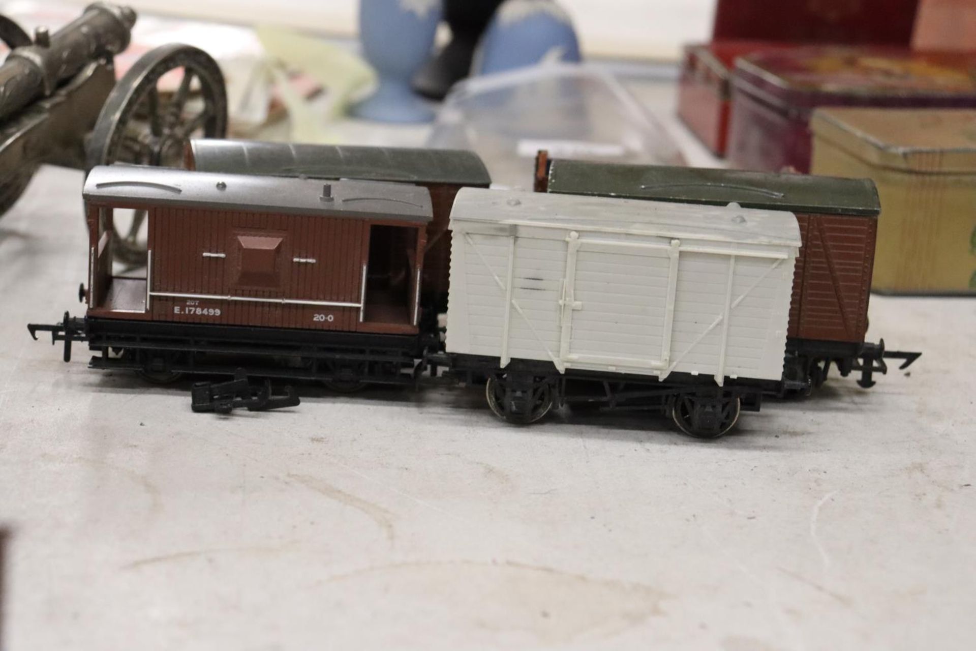 FIFTEEN 'OO' GAUGE ROLLING STOCK - Image 7 of 8