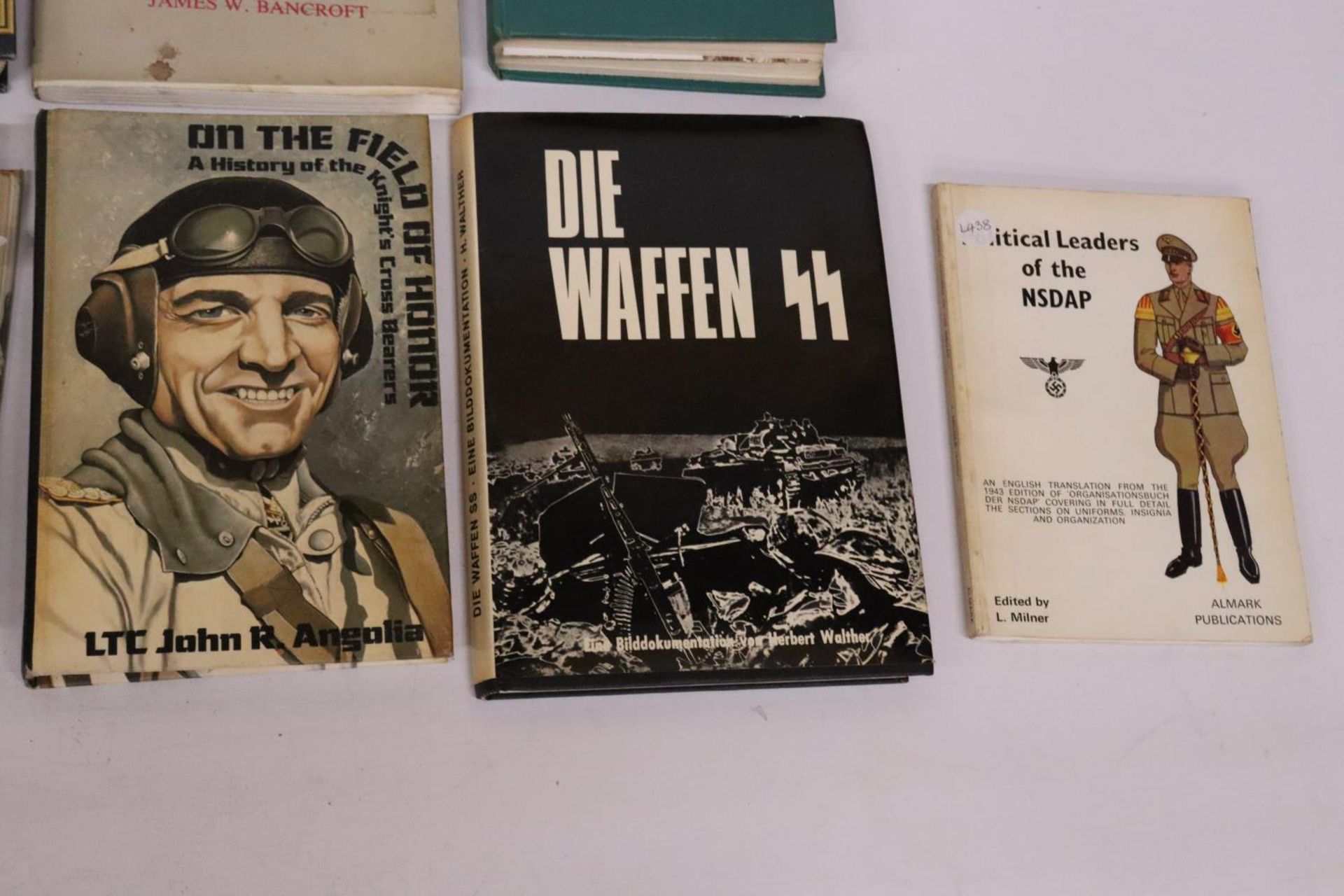 A COLLECTION OF THIRTEEN BOOKS AND BOOKLETS RELATING TO WORLD WAR I AND WORLD WAR II, TO INCLUDE - Bild 2 aus 7