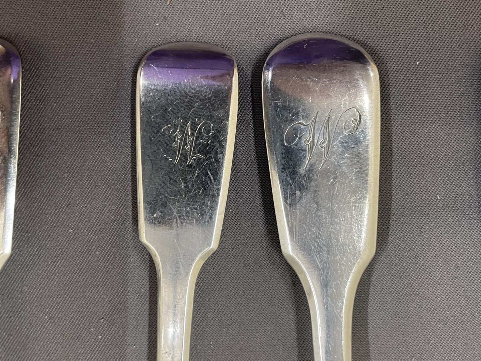 A SET OF SIX HALLMARKED SILVER TEASPOONS GROSS WEIGHT 105 GRAMS - Image 4 of 8