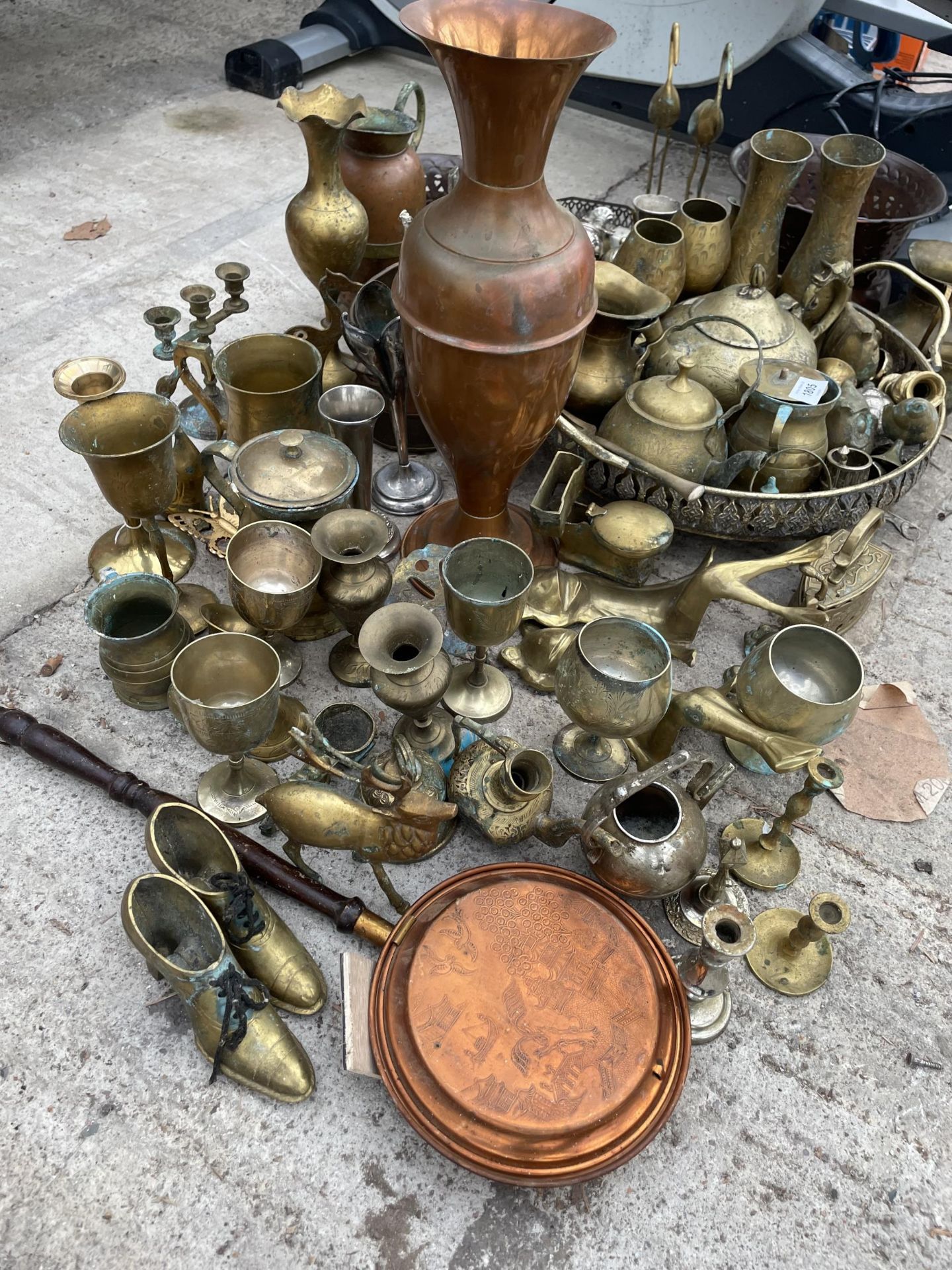 A LARGE ASSORTMENT OF METAL WARE ITEMS TO INCLUDE A COPPER VASE, BRASS GOBLETS AND BRASS FIGURES ETC - Image 2 of 6
