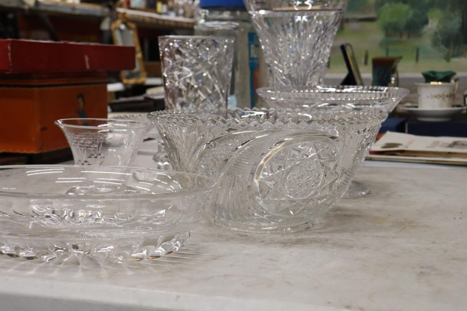 A QUANTITY OF GLASSWARE TO INCLUDE VASES, BOWLS, ETC - 7 PIECES IN TOTAL - Image 2 of 7