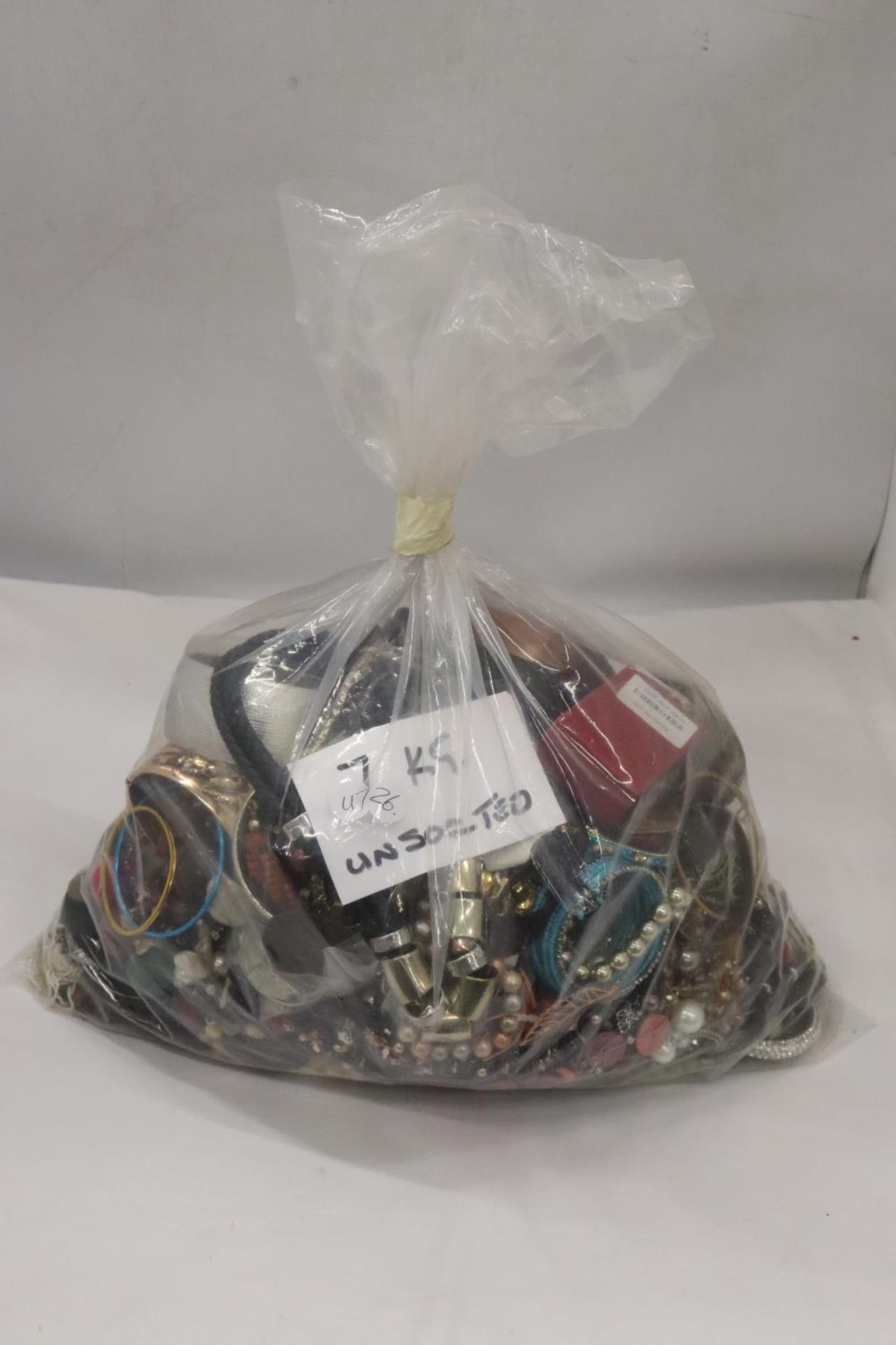 A LARGE QUANTITY OF UNSORTED COSTUME JEWELLERY - 7 KG IN TOTAL