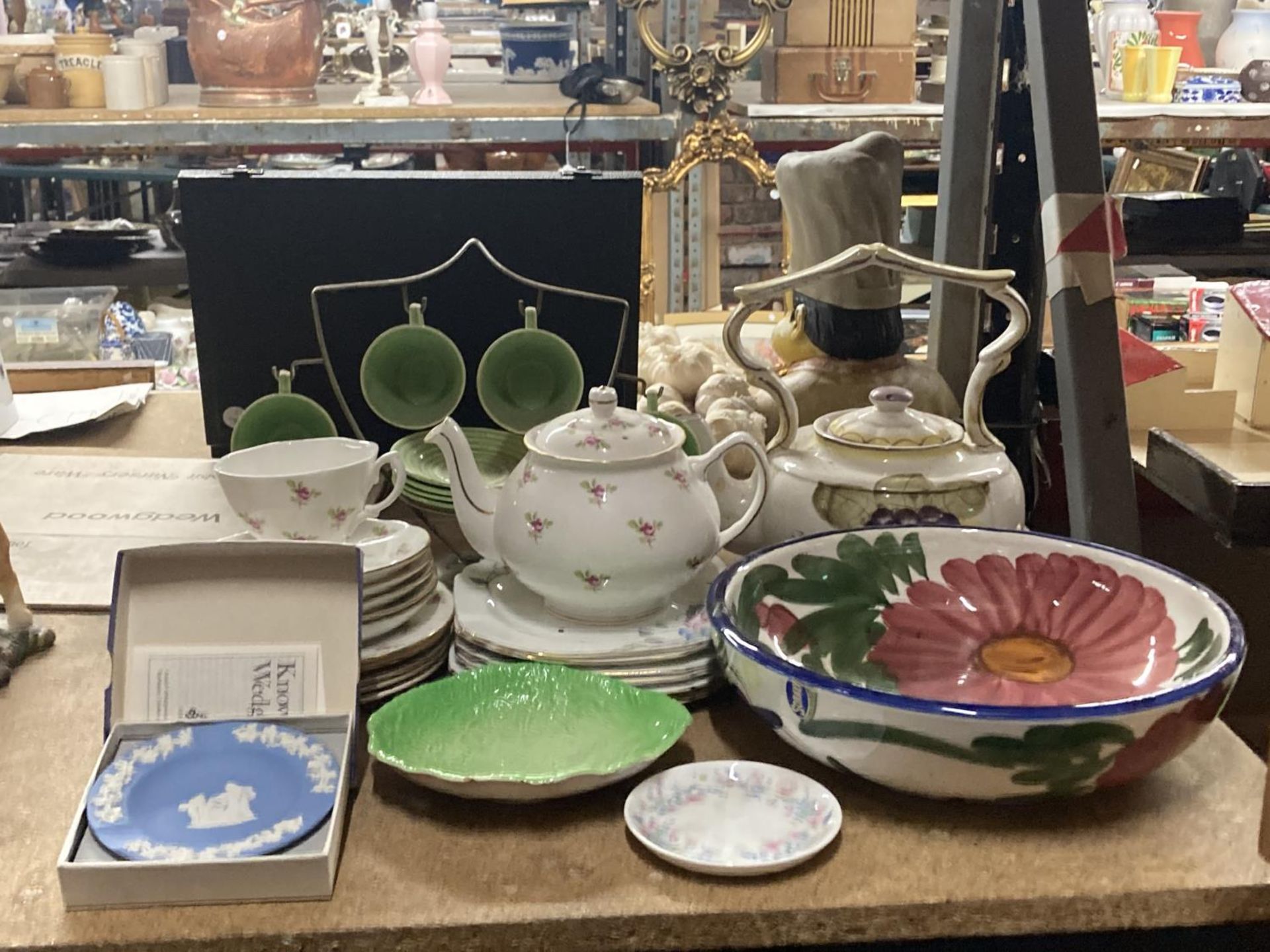 VARIOUS CERAMICS TO INCLUDE WEDGWOOD, CARLTON WARE, A RETRO METAL STAND WITH CUPS AND SAUCERS ETC