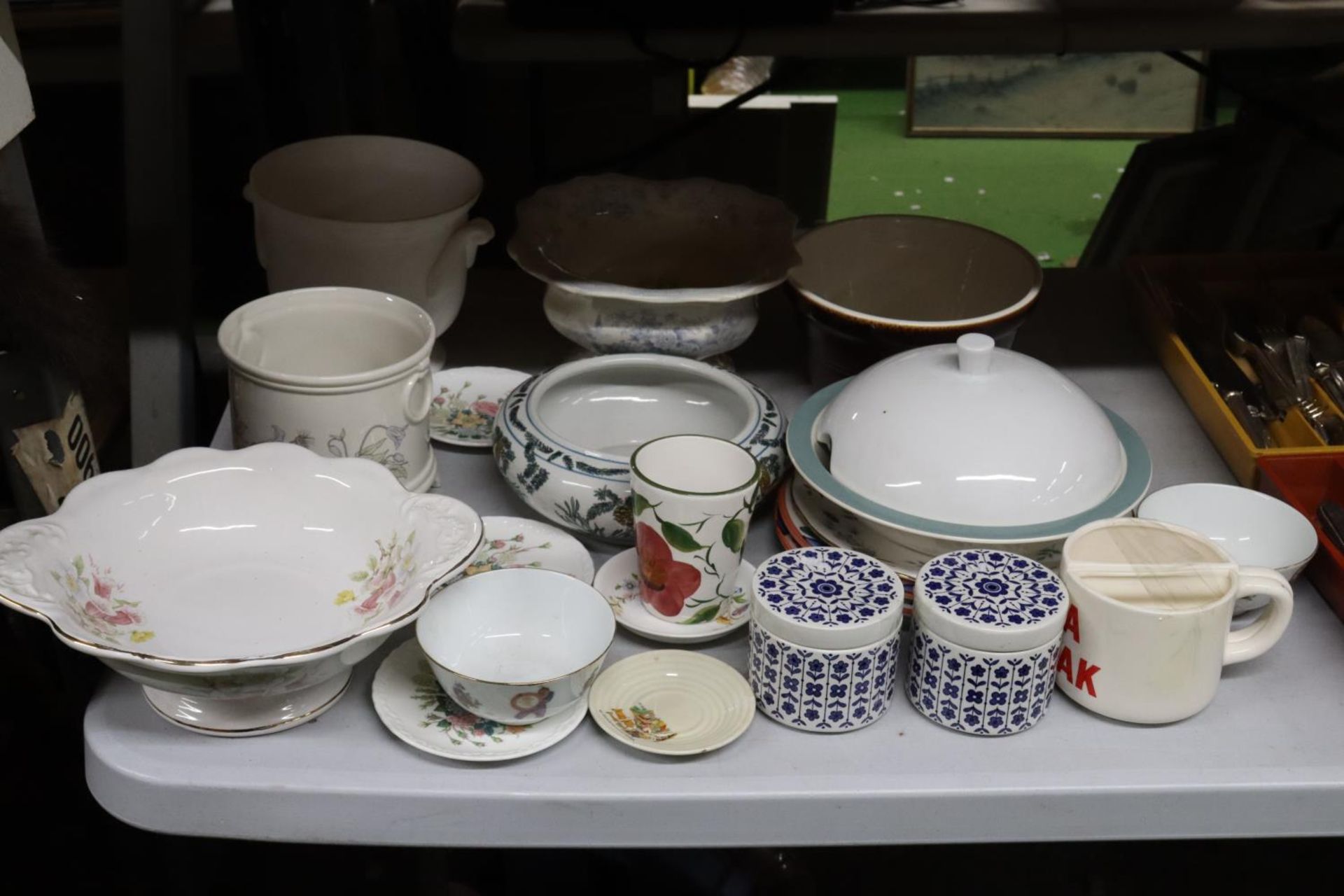 A LARGE QUANTITY OF CERAMICS TO INCLUDE A REGAL COLLECTION FOOTED BOWL, PLANTERS, PLATES, ETC., - Image 2 of 2